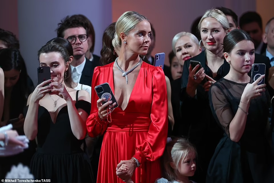 dạ tiệc trưởng thành của rich kid nga  ảnh 10 da tiec truong thanh cua rich kid nga anh 10