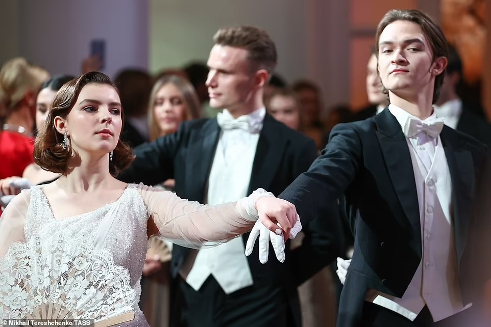 dạ tiệc trưởng thành của rich kid nga  ảnh 11 da tiec truong thanh cua rich kid nga anh 11