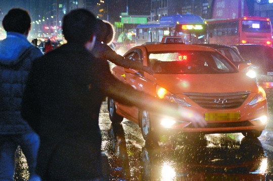 Cuoc chien bat taxi dem o Seoul hinh anh