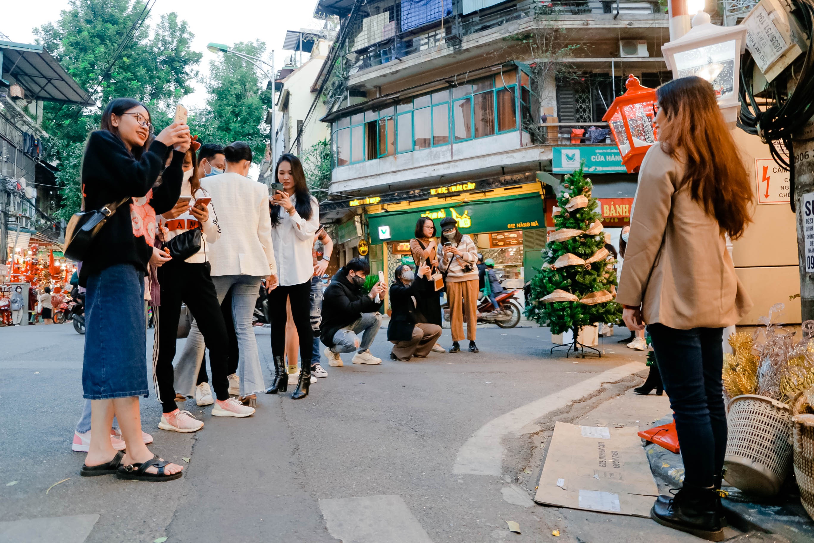 Gioi tre keo len Hang Ma check-in Noel som anh 6