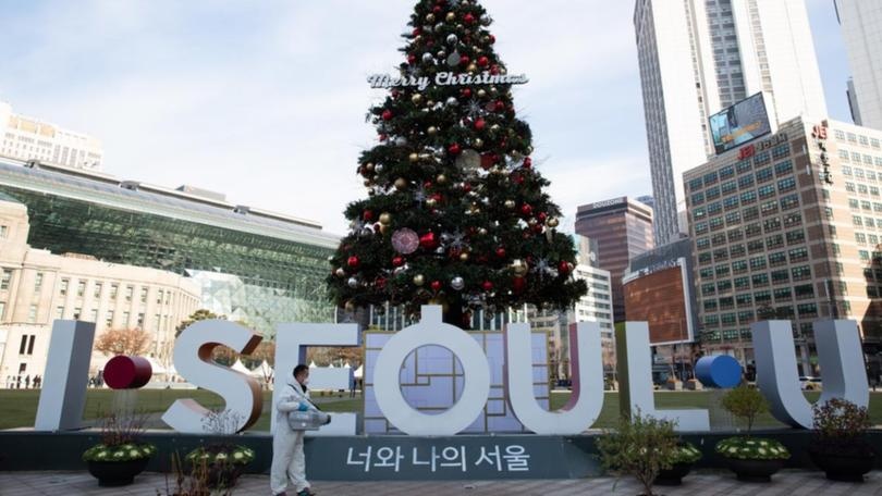 Nguoi Han mua banh ngot dat tien de voi noi buon Covid-19 anh 3