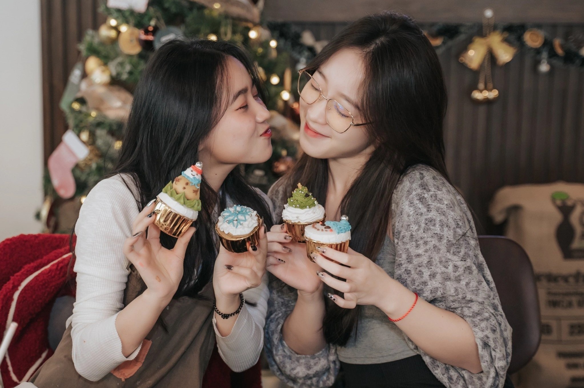 Lop hoc trang tri banh cupcake Giang sinh hinh anh