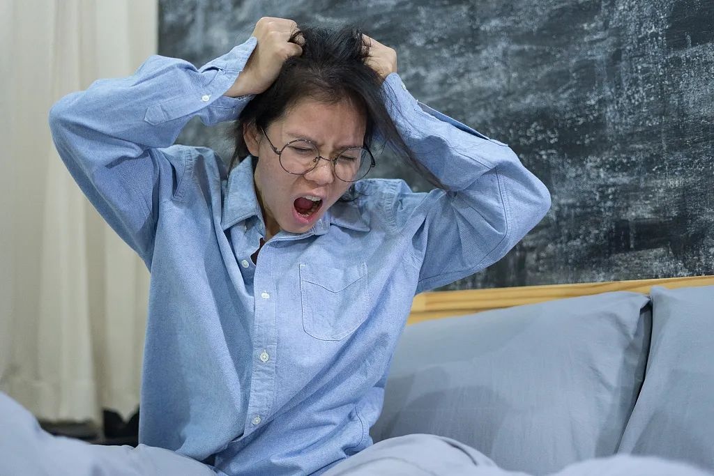 Nguoi tre Trung Quoc chat vat tim cach chua mat ngu hinh anh