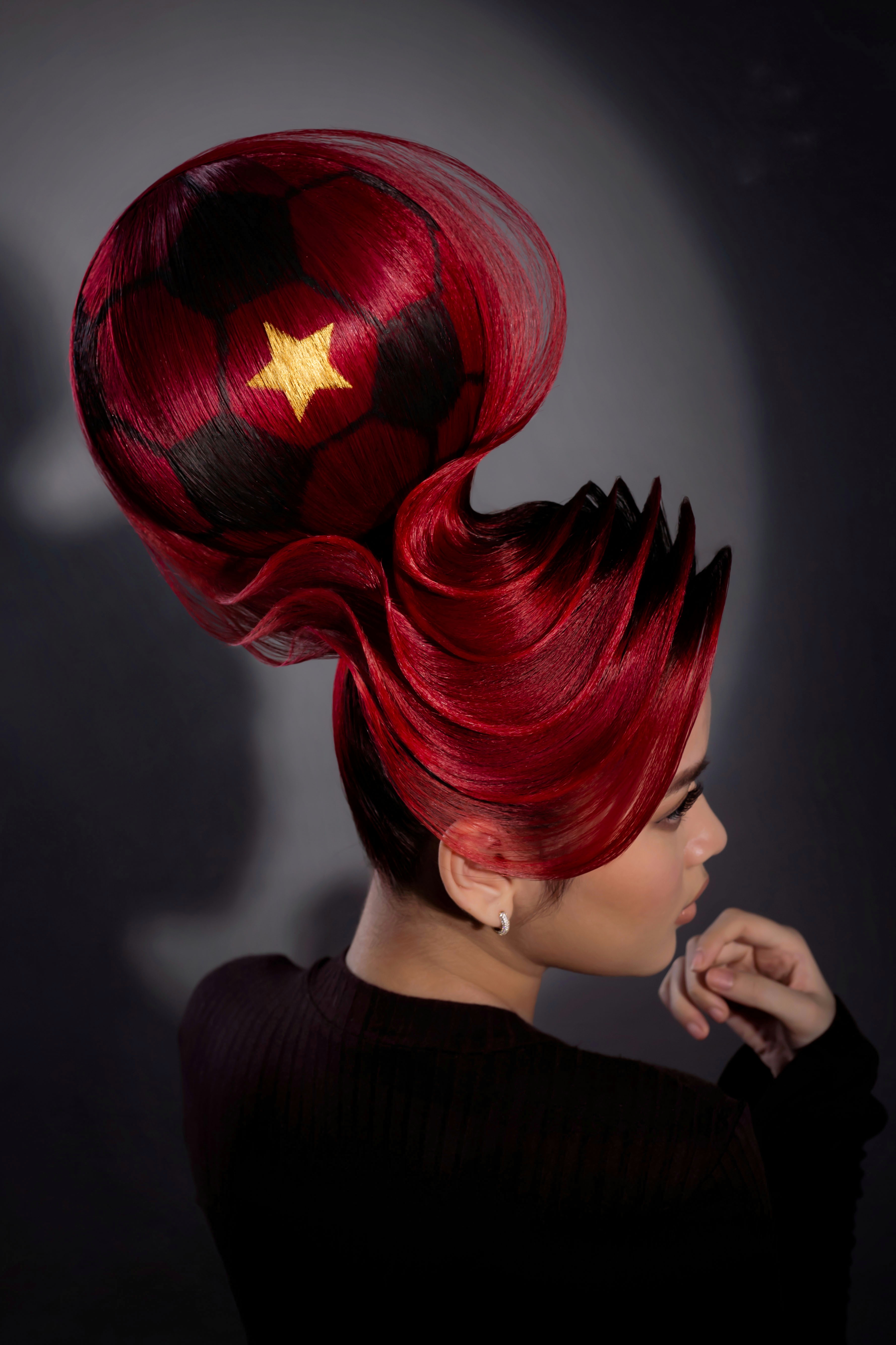 chang trai thiet ke toc thanh hinh hoa sen,  non la anh 1