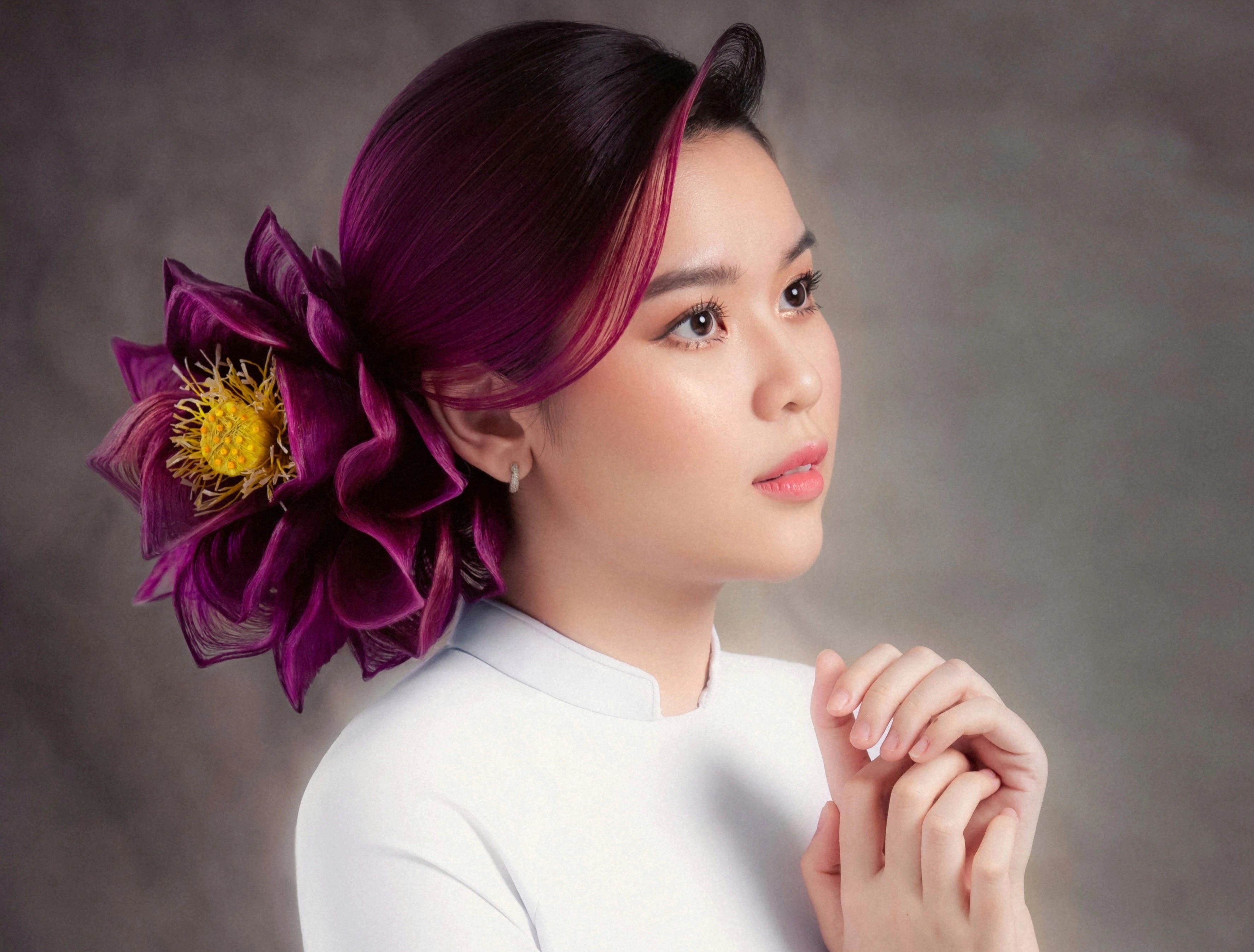 Chang trai thiet ke toc thanh hinh hoa sen, non la hinh anh
