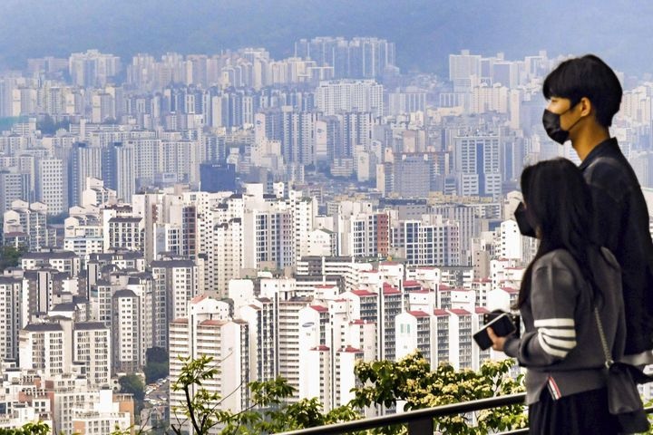 Nhieu nguoi Seoul danh nua thang luong chi de tra no hinh anh