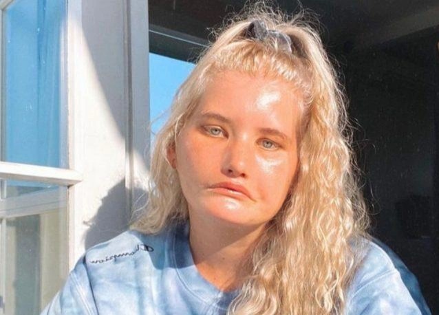 Co gai co khuon mat 'khong the cuoi' hinh anh