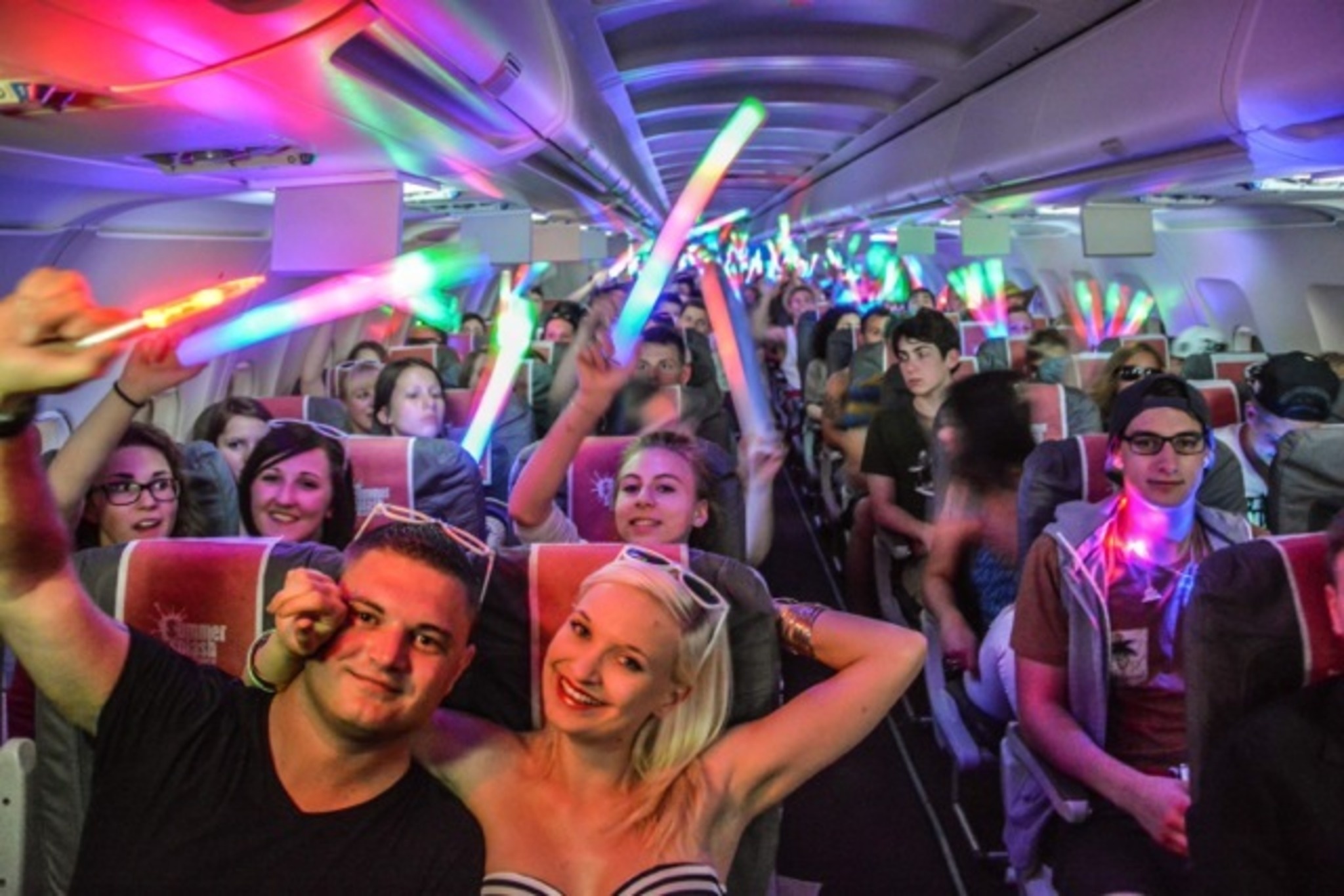 Nhom sao mang tra gia vi 'bua tiec tren khong' hinh anh