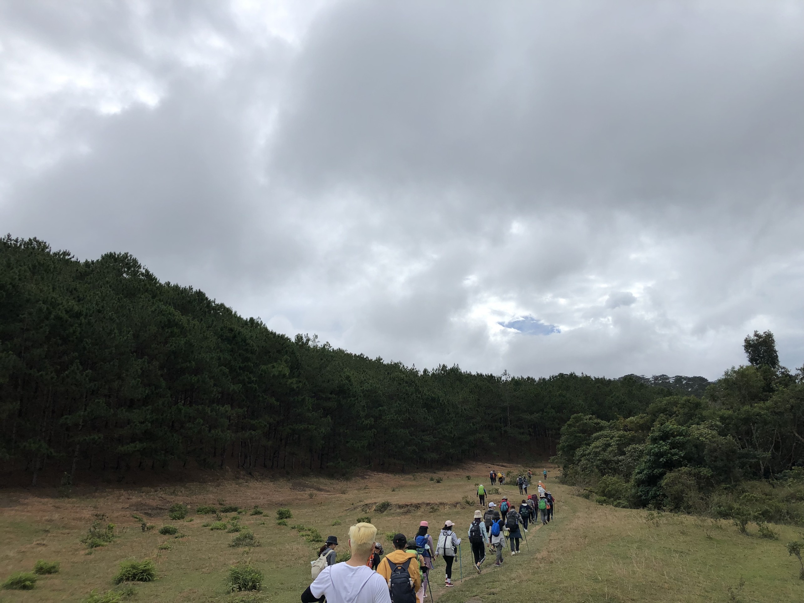 Nguoi tre di trekking xa stress sau dich anh 3