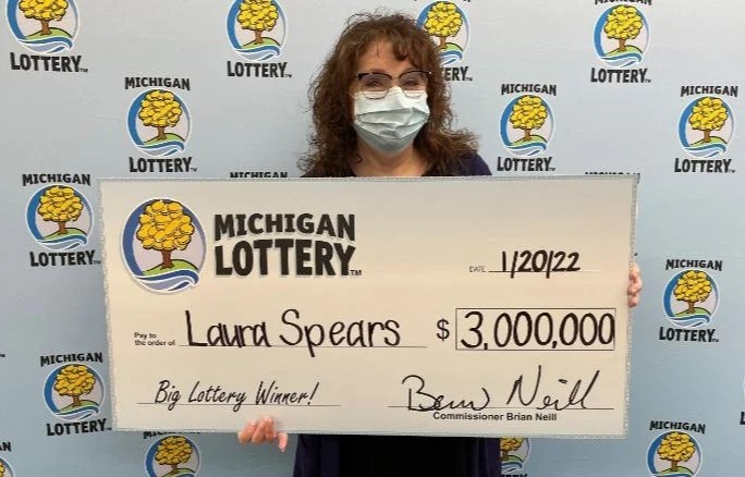 Phat hien trung 3 trieu USD nho kiem tra thu rac hinh anh