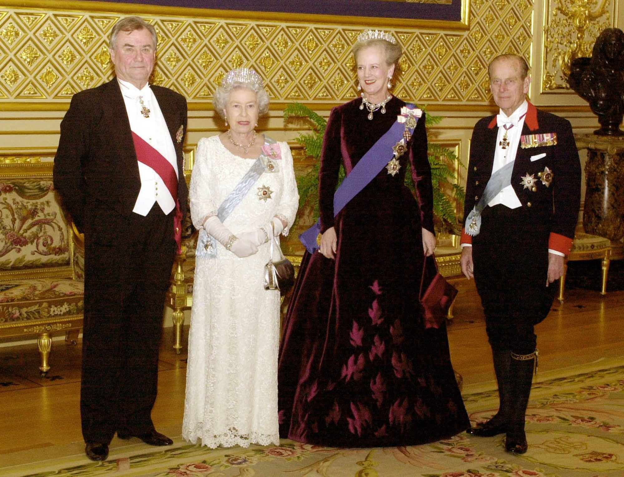 tinh ban than thiet giua cac thanh vien hoang gia tren the gioi anh 6