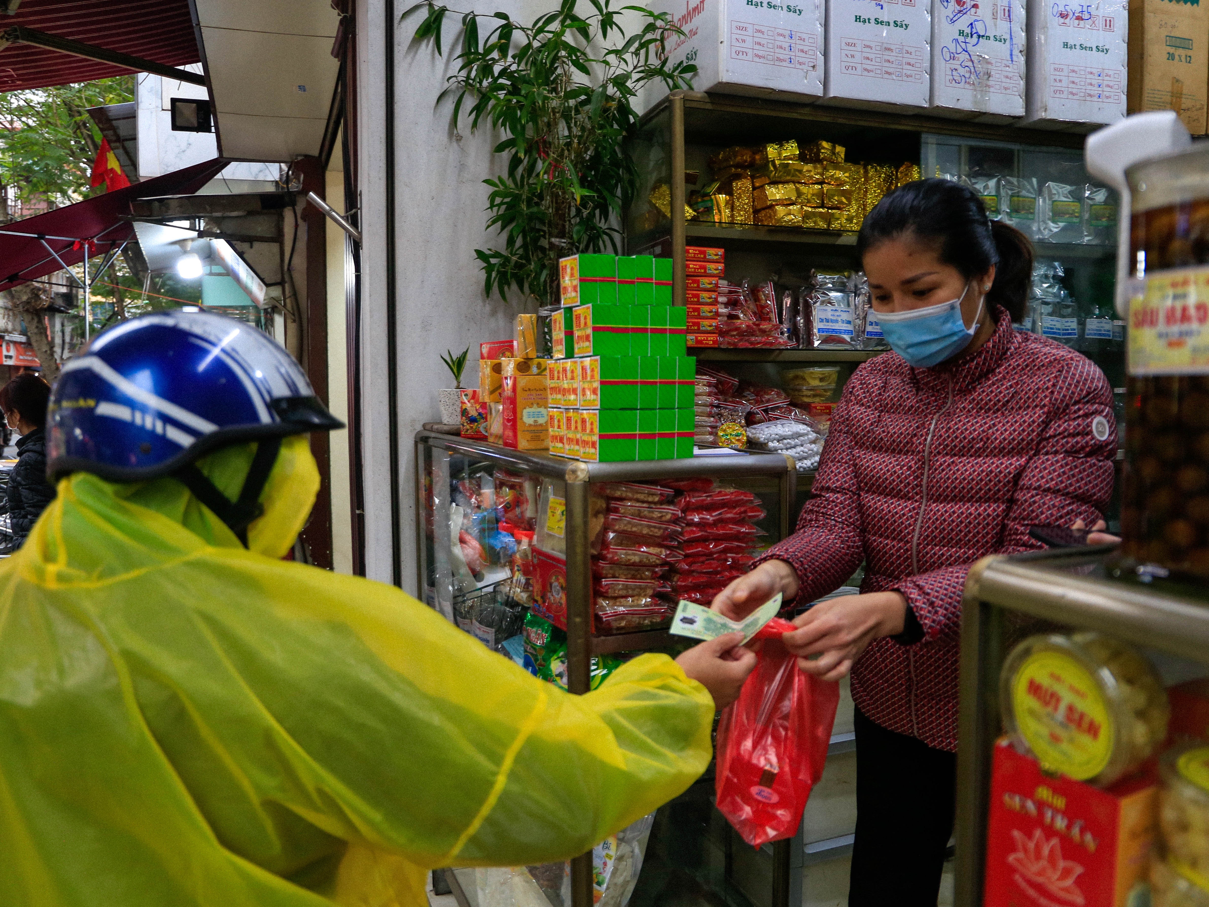 Nguoi dan Ha Noi doi mua ret di sam Tet anh 8