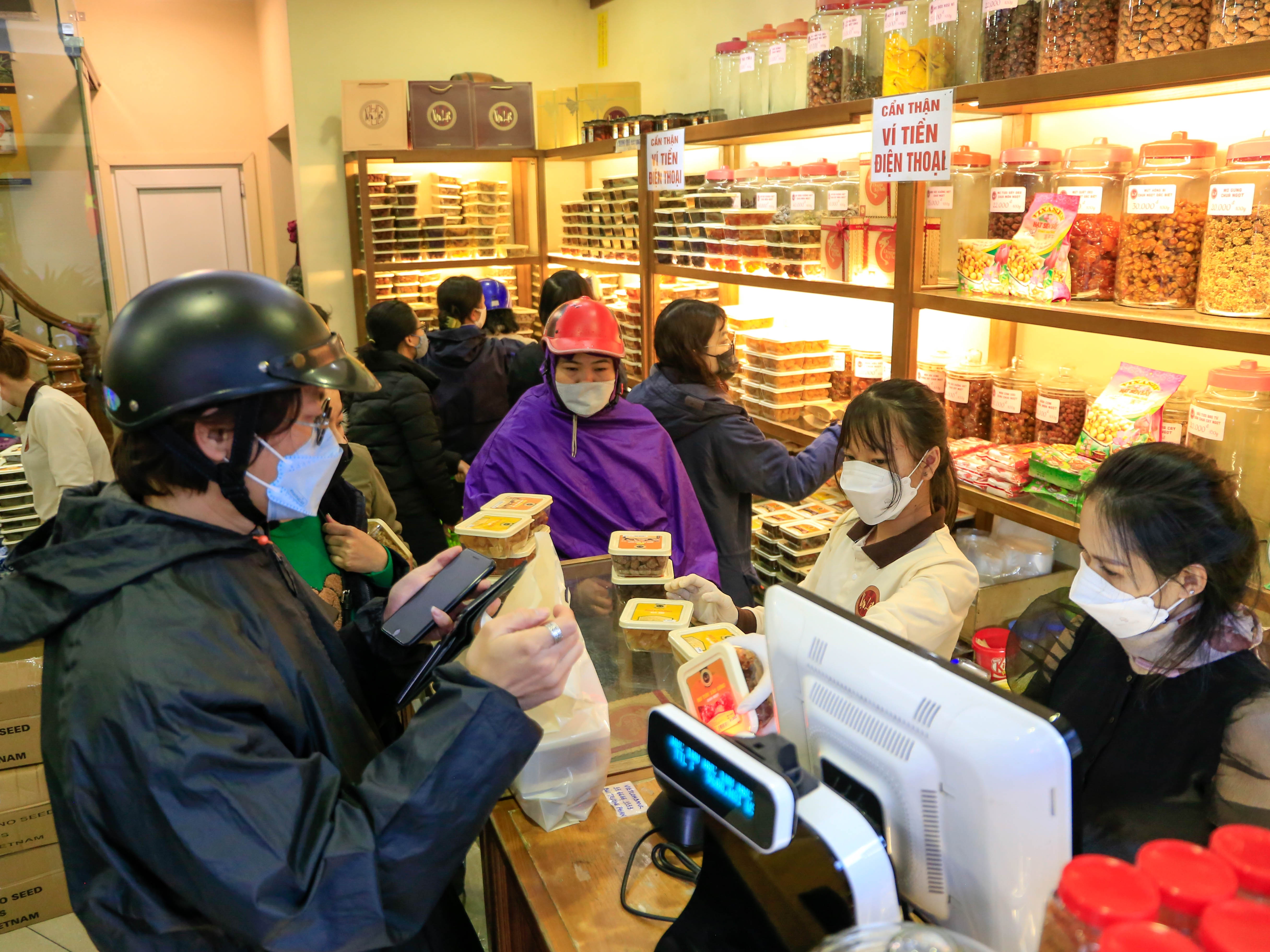 Nguoi dan Ha Noi doi mua ret di sam Tet anh 4