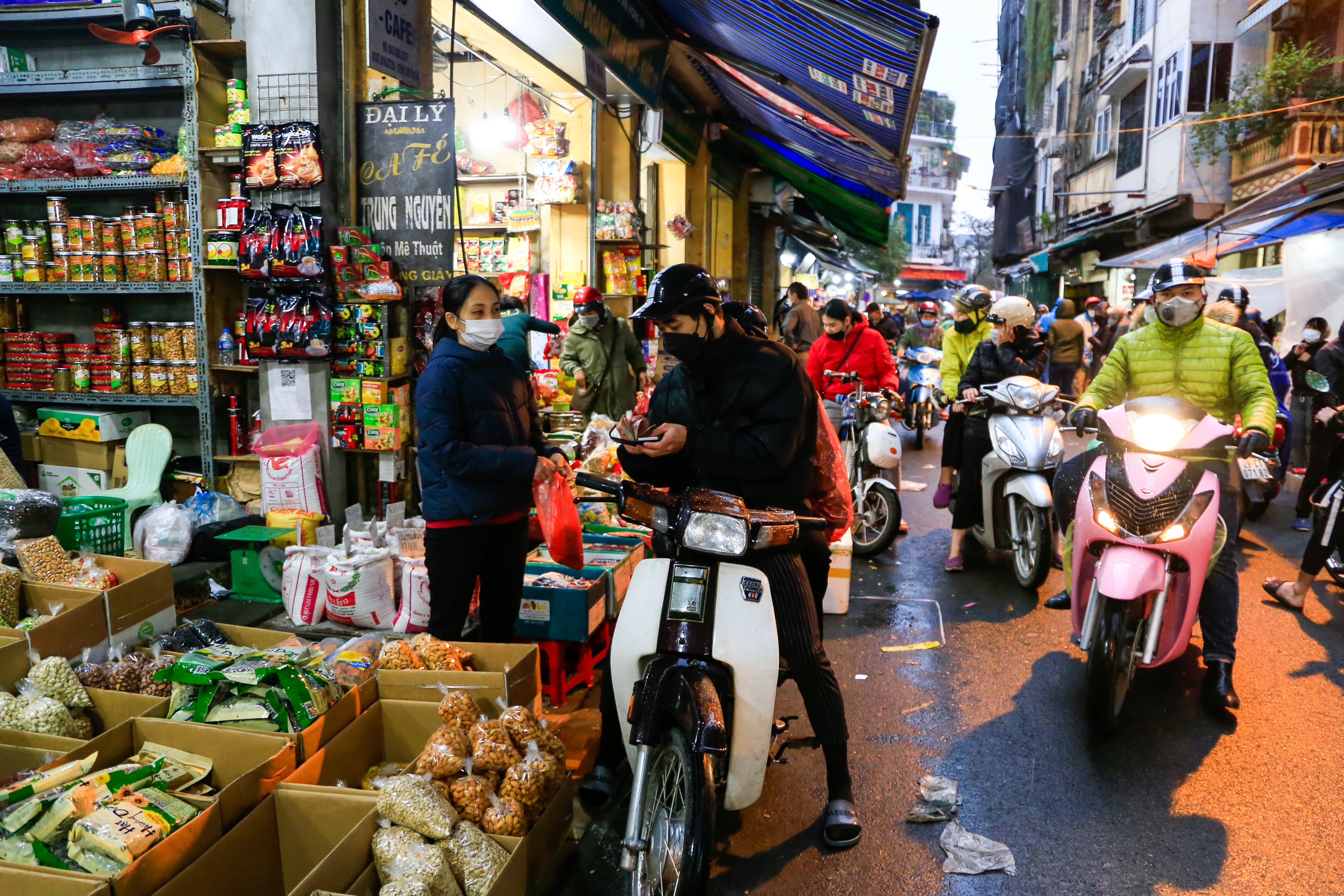 Nguoi dan Ha Noi doi mua ret di sam Tet anh 10