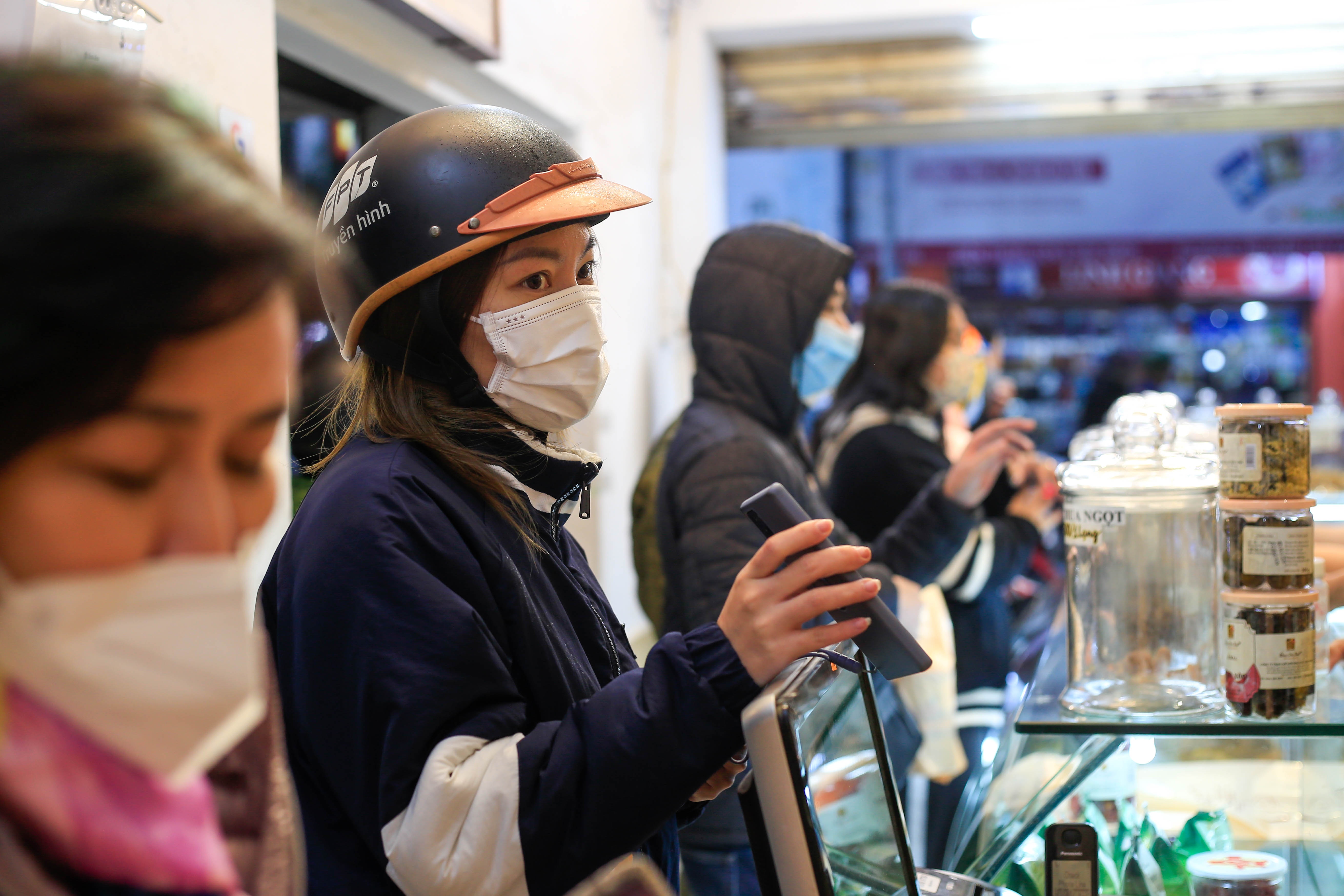 Nguoi dan Ha Noi doi mua ret di sam Tet anh 6