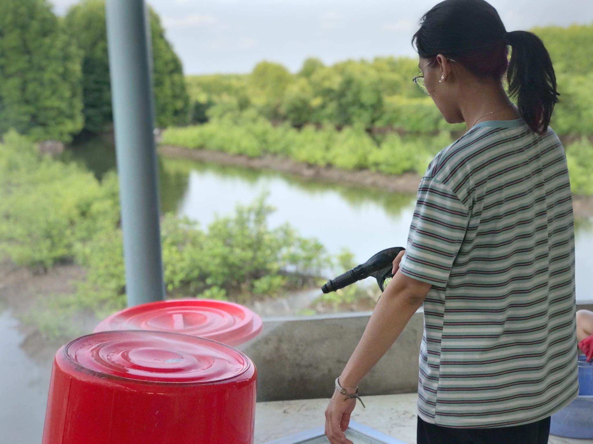 Met moi vi don dep nha den dem giao thua anh 2