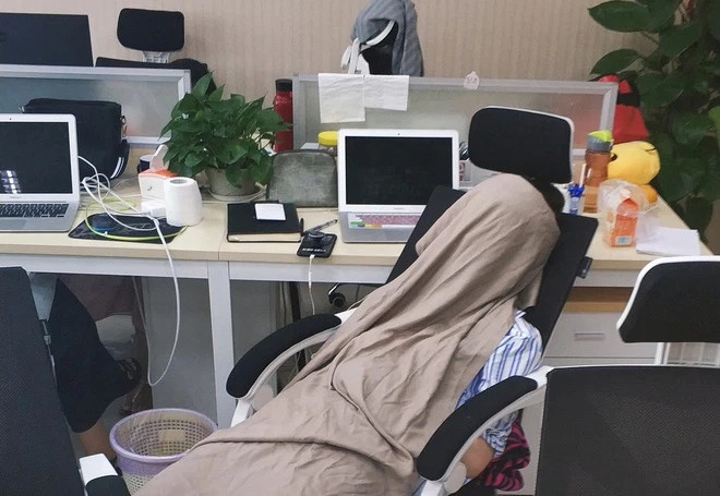 Mot nhan vien qua doi, cong ty Trung Quoc muon thue them 1.000 nguoi hinh anh