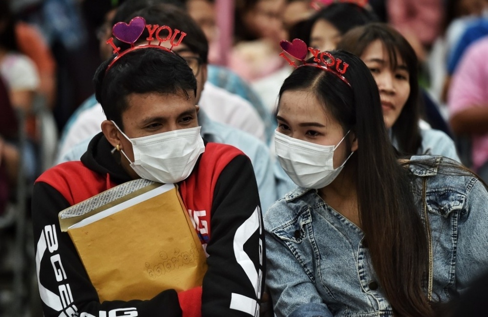 Thai Lan keu goi deo khau trang khi quan he tinh duc dip Valentine hinh anh