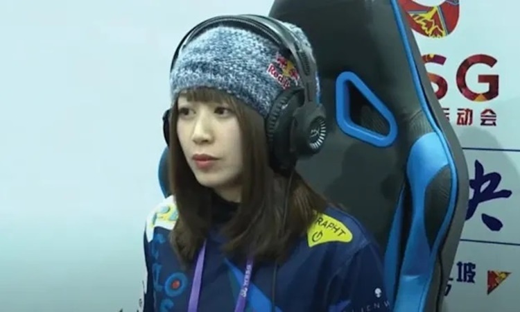 Nu game thu Nhat Ban bi sa thai vi che dan ong cao duoi 1, 7 m anh 2