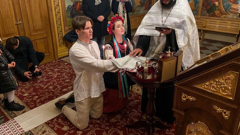 Đôi trẻ kết hôn giữa chiến sự Nga Ukraine ảnh 2 Doi tre ket hon giua chien su Nga Ukraine anh 2