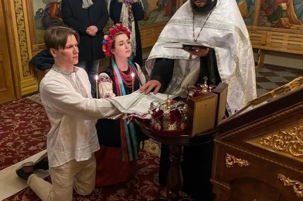 Doi tre Ukraine ket hon giua chien su cang thang hinh anh