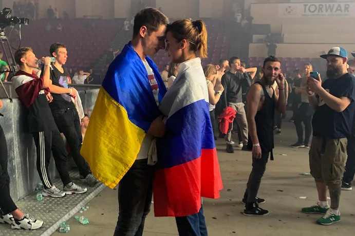 Su that ve buc anh doi tre Nga - Ukraine tua dau vao nhau hinh anh