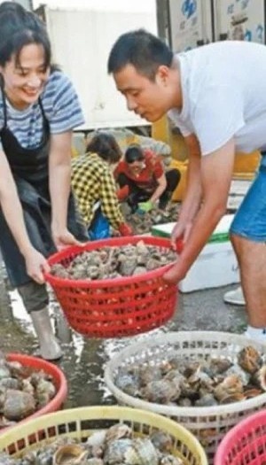 Cuu nha vo dich dua xe dap Trung Quoc ban livestream hai san de tra no anh 2