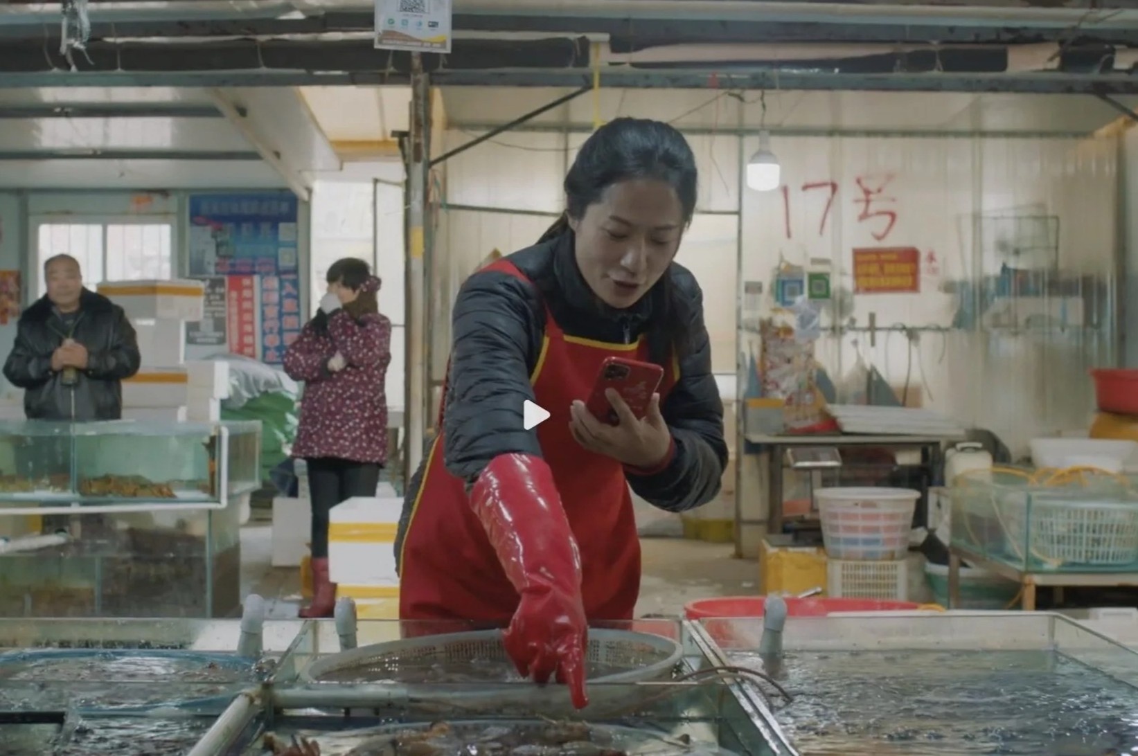 Nha cuu vo dich Trung Quoc livestream ban hang de tra no hinh anh