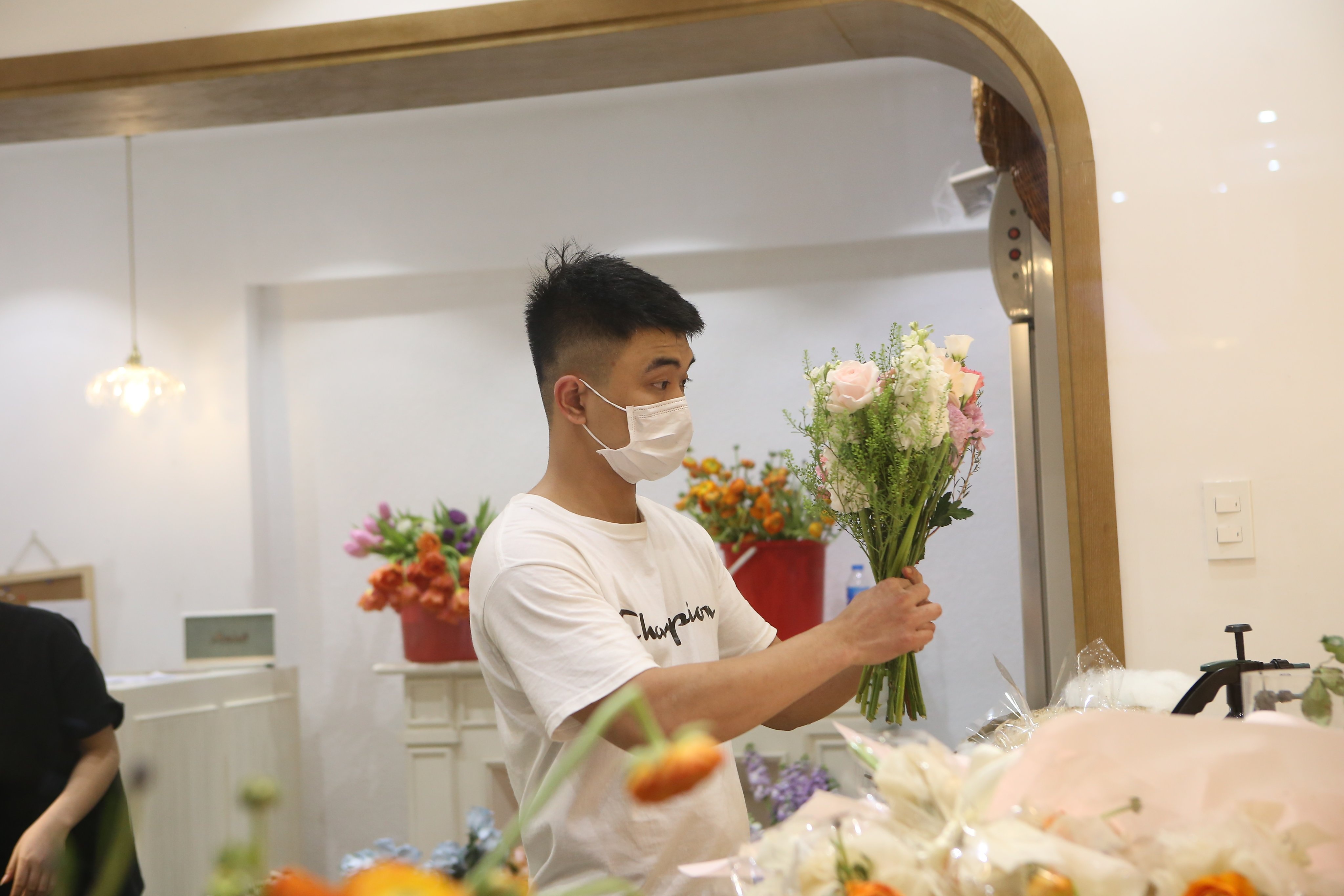 Một mình làm thay công việc của 4 F0 vào dịp 8/3 ảnh 1 Mot minh lam thay cong viec cua 4 F0 vao dip 8/3 anh 1