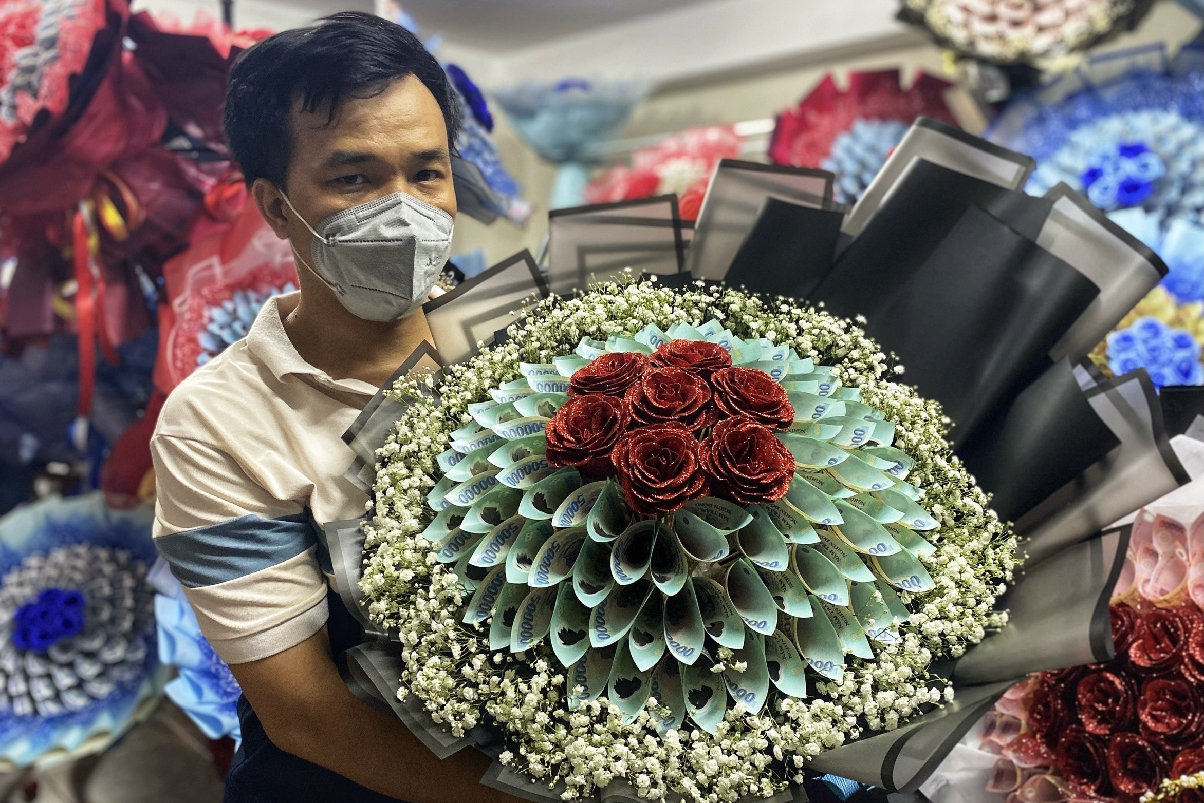 Bo hoa bang tien that dat khach dip 8/3 hinh anh