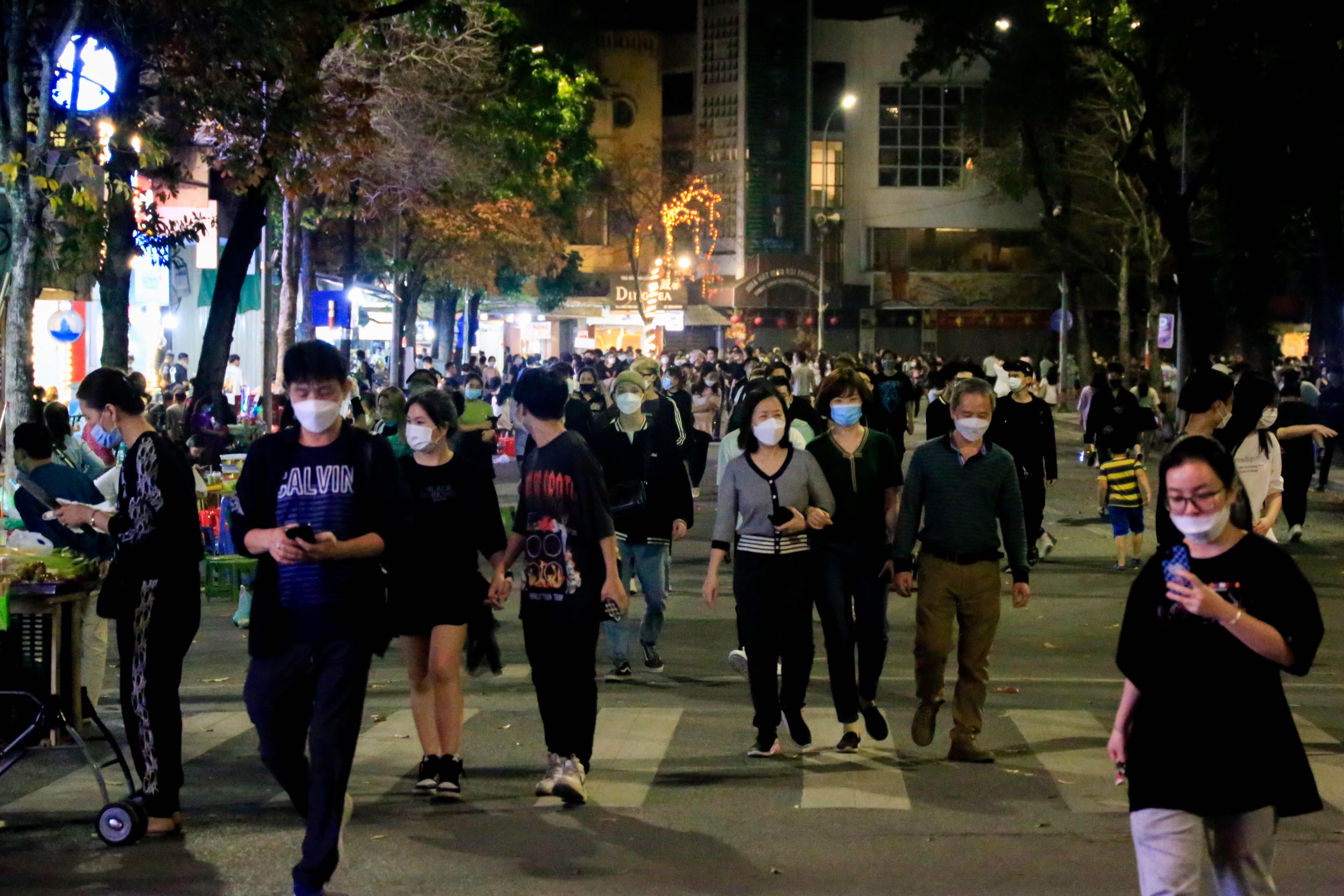 Gioi tre Ha Noi check-in ngay pho di bo mo lai anh 1