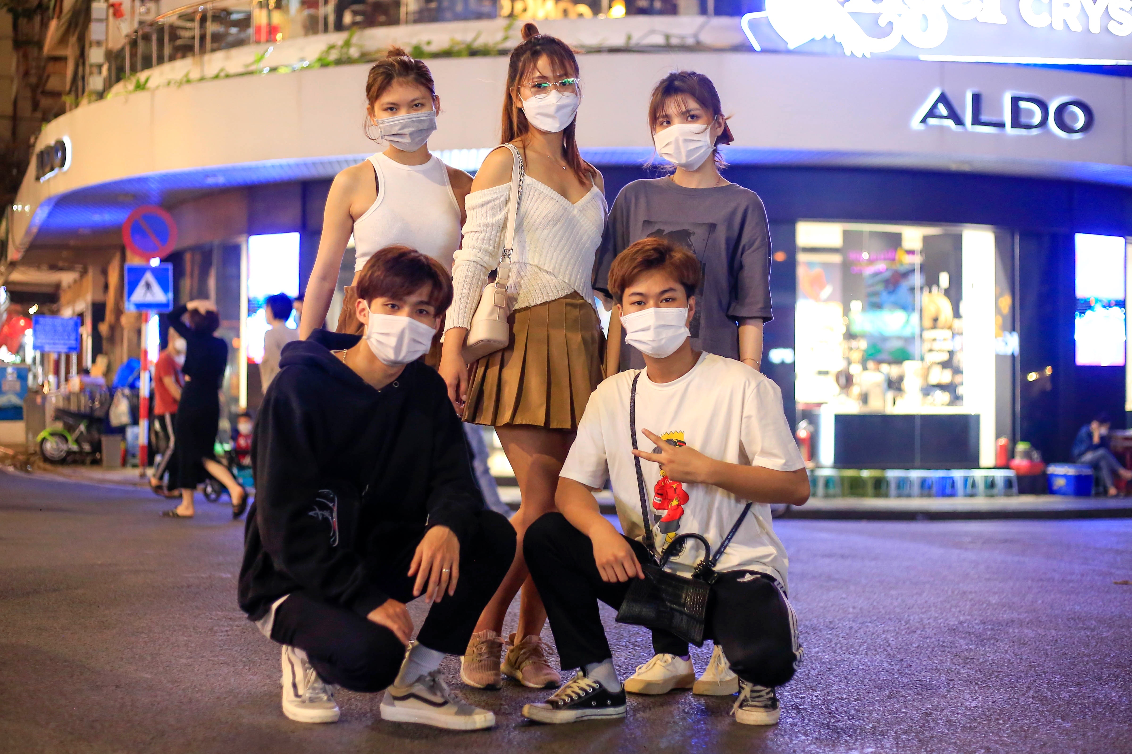 Gioi tre Ha Noi check-in ngay pho di bo mo lai anh 5