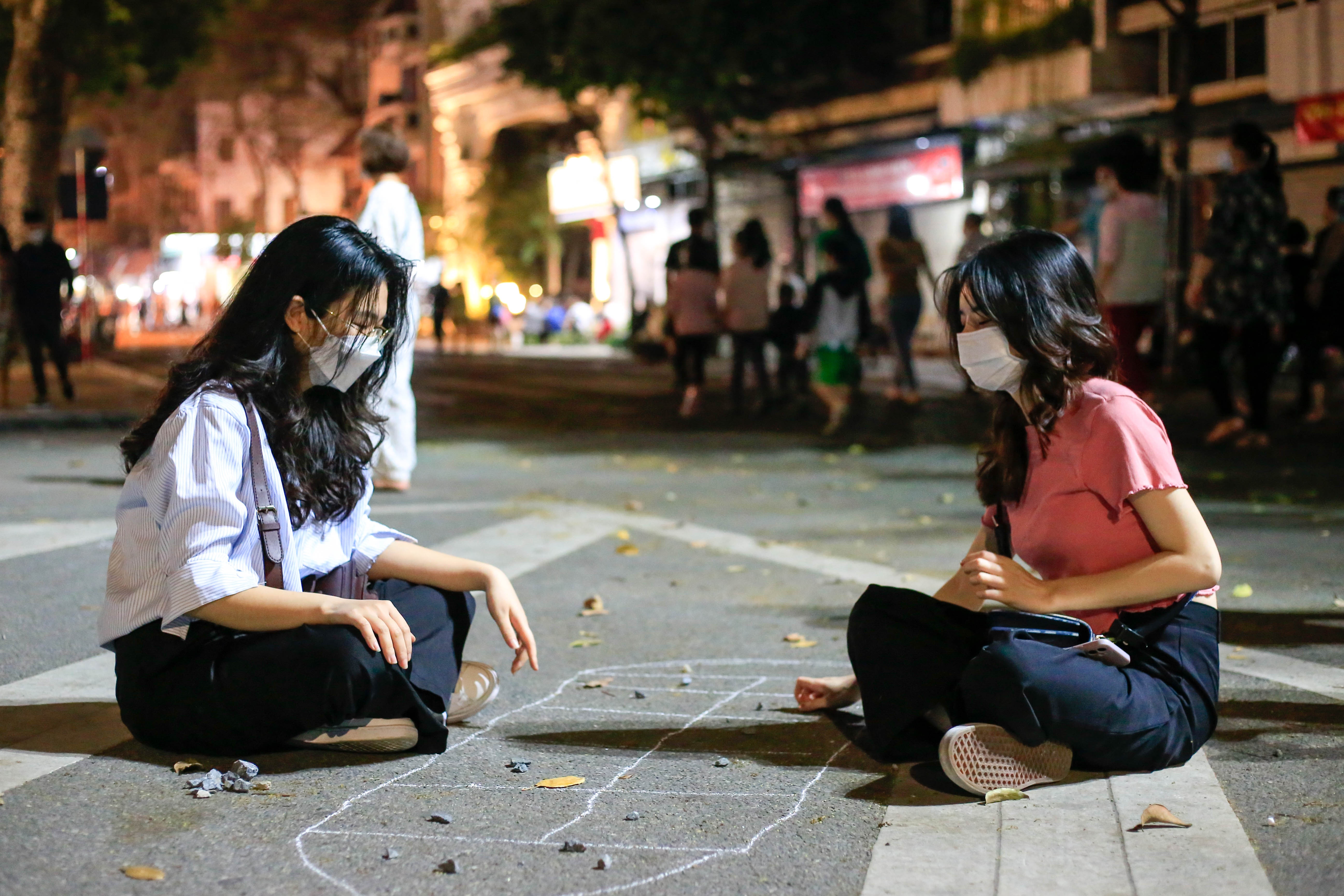 Gioi tre Ha Noi check-in ngay pho di bo mo lai anh 2