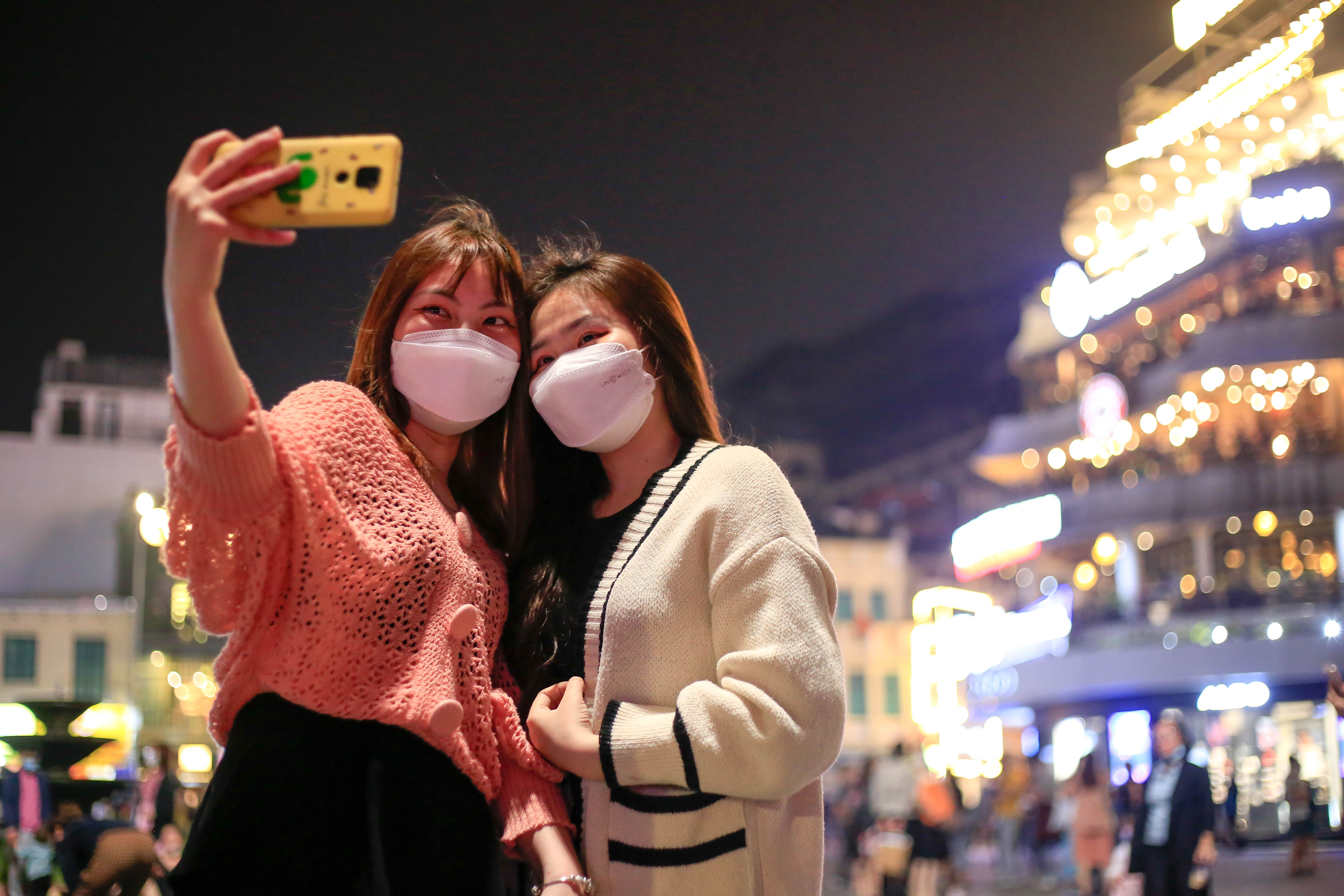 Gioi tre Ha Noi check-in ngay pho di bo mo lai anh 4