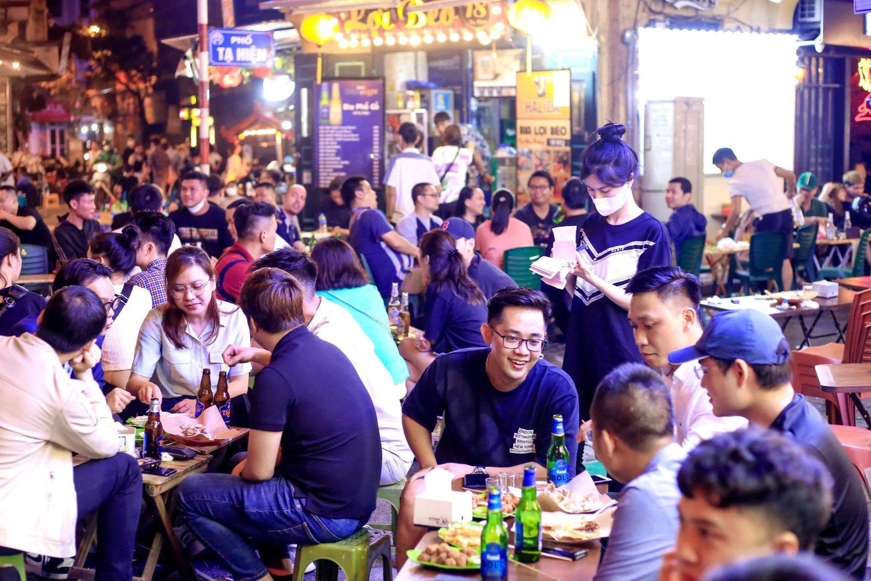 Pho an choi o Ha Noi dong duc, cuoc song ve dem dan tro lai hinh anh