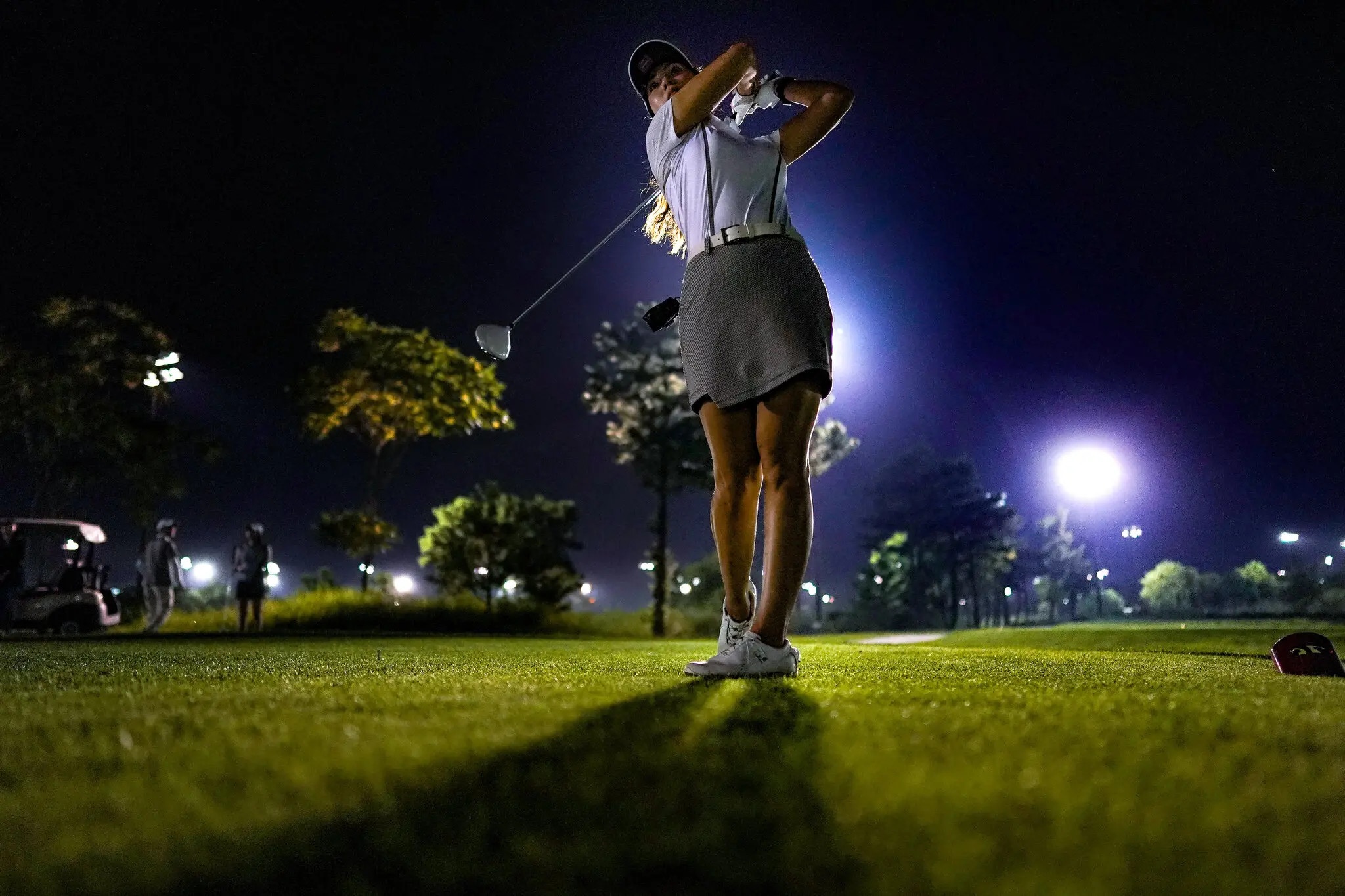 Nhieu nguoi My, Han Quoc choi golf vao ban dem hinh anh