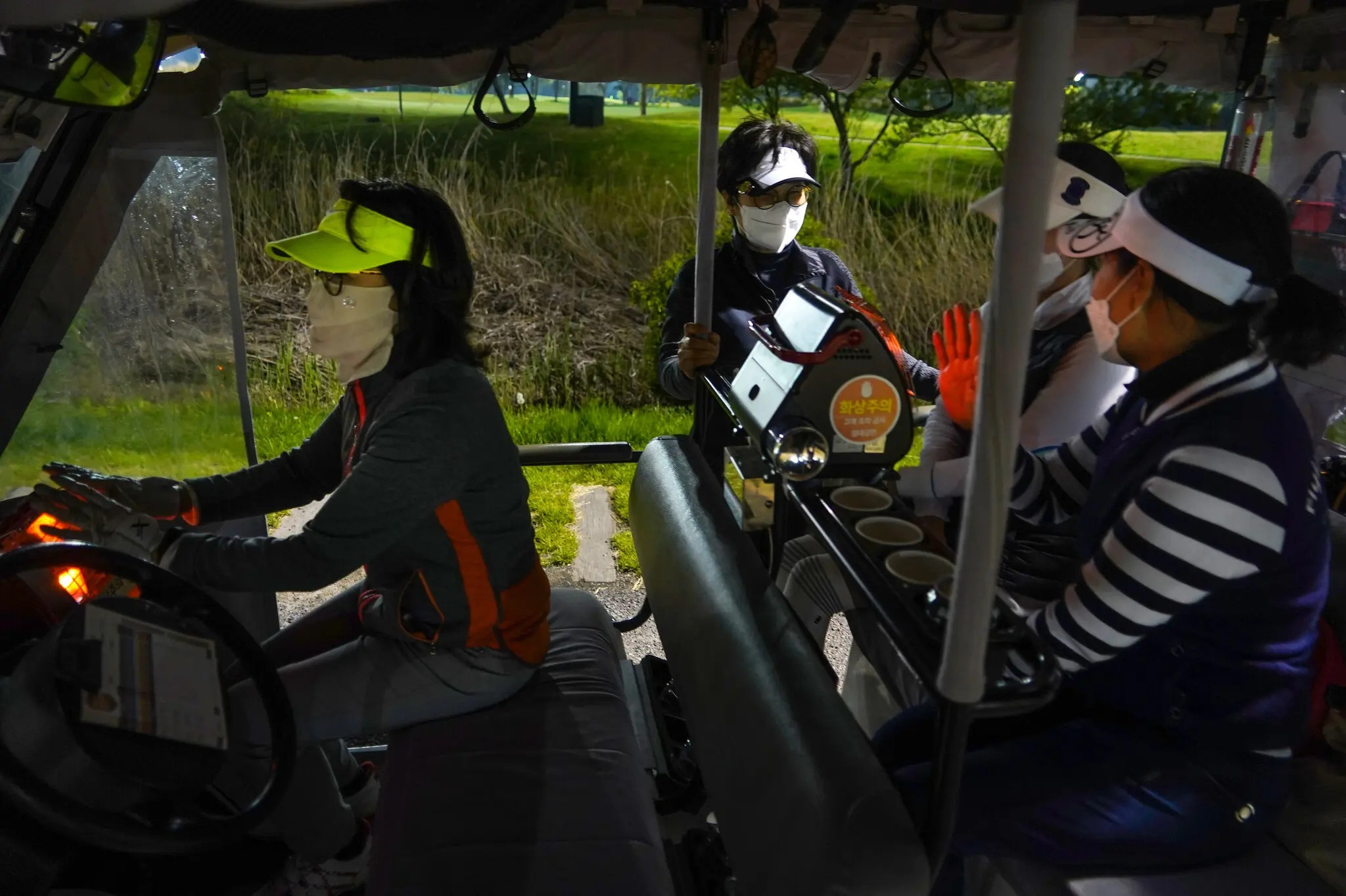 Choi golf vao ban dem anh 3