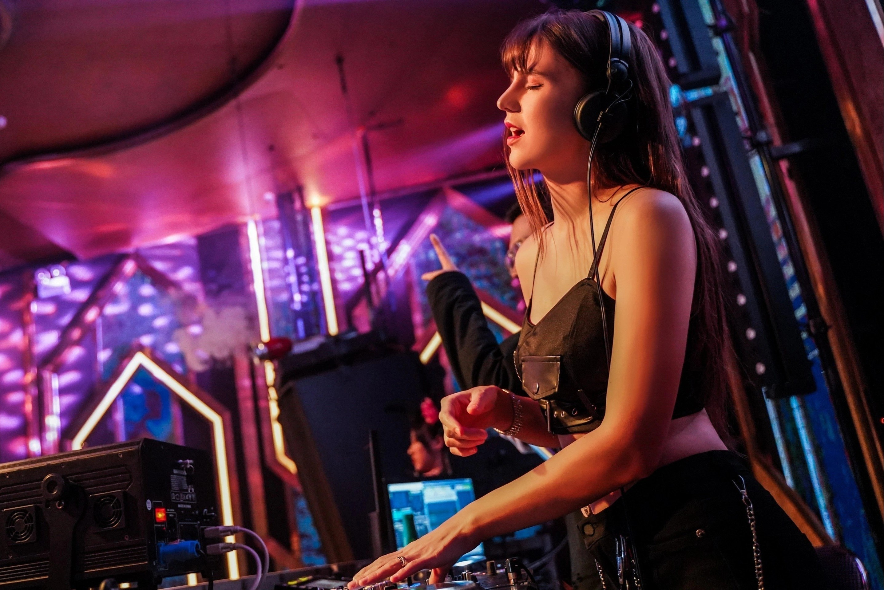 Nhan su nganh giai tri dem lan dau on dinh sau 2 nam hinh anh