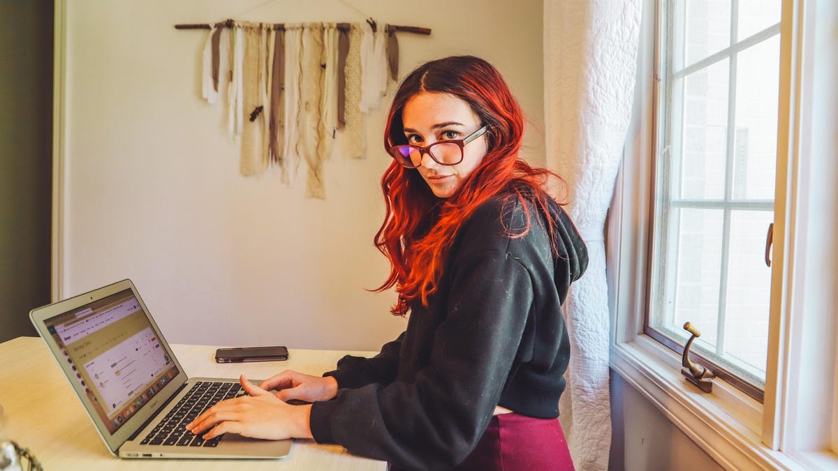 Mac quan ao cu,  tu di bo de tich tien mua 3 can nha anh 2