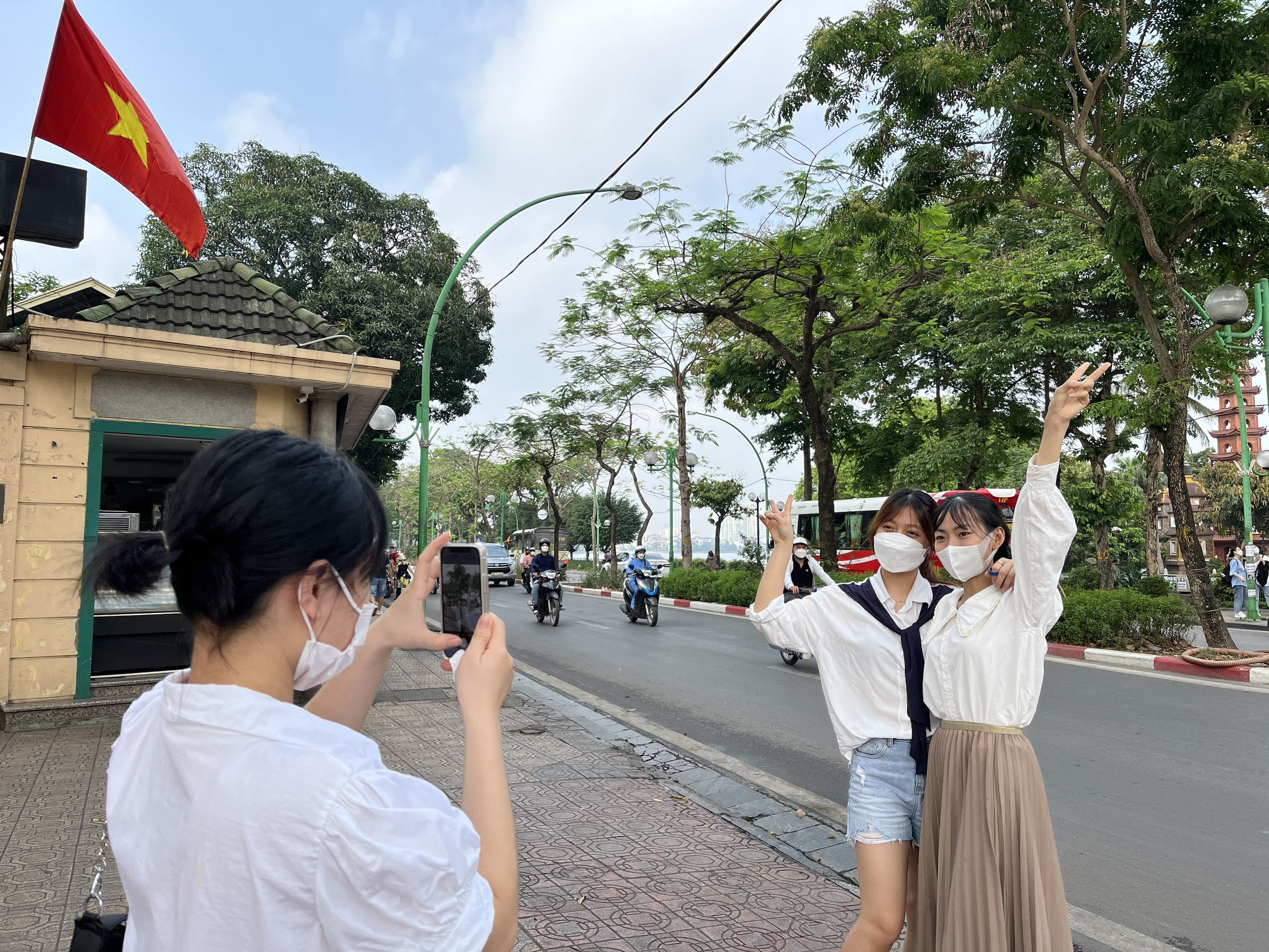 gioi tre di choi ngay dau nghi le anh 6