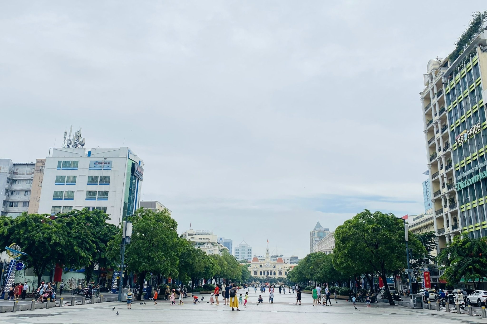 gioi tre di choi ngay dau nghi le anh 1