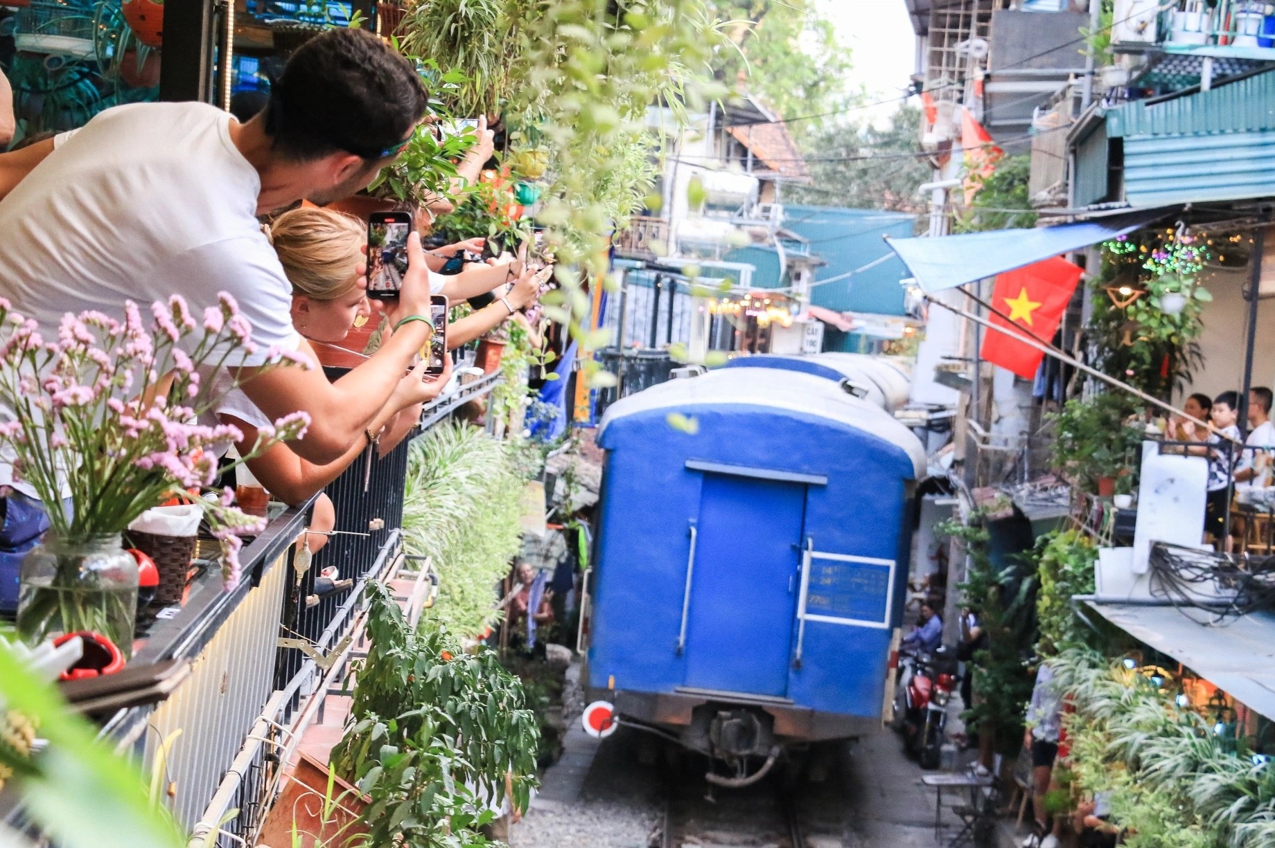 Khach Tay quay tro lai check-in pho duong tau hinh anh