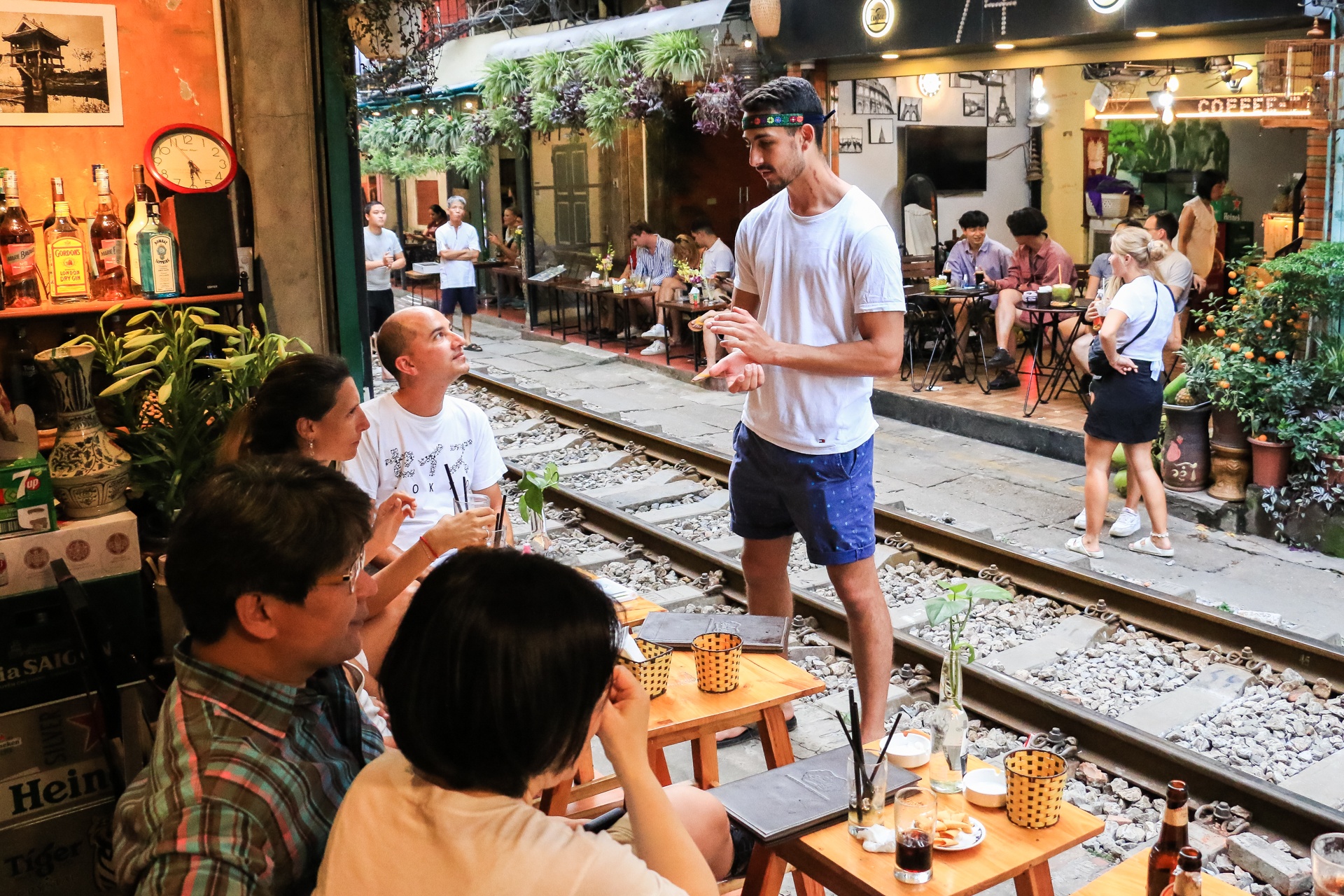 Khach Tay quay tro lai check-in o pho duong tau anh 6