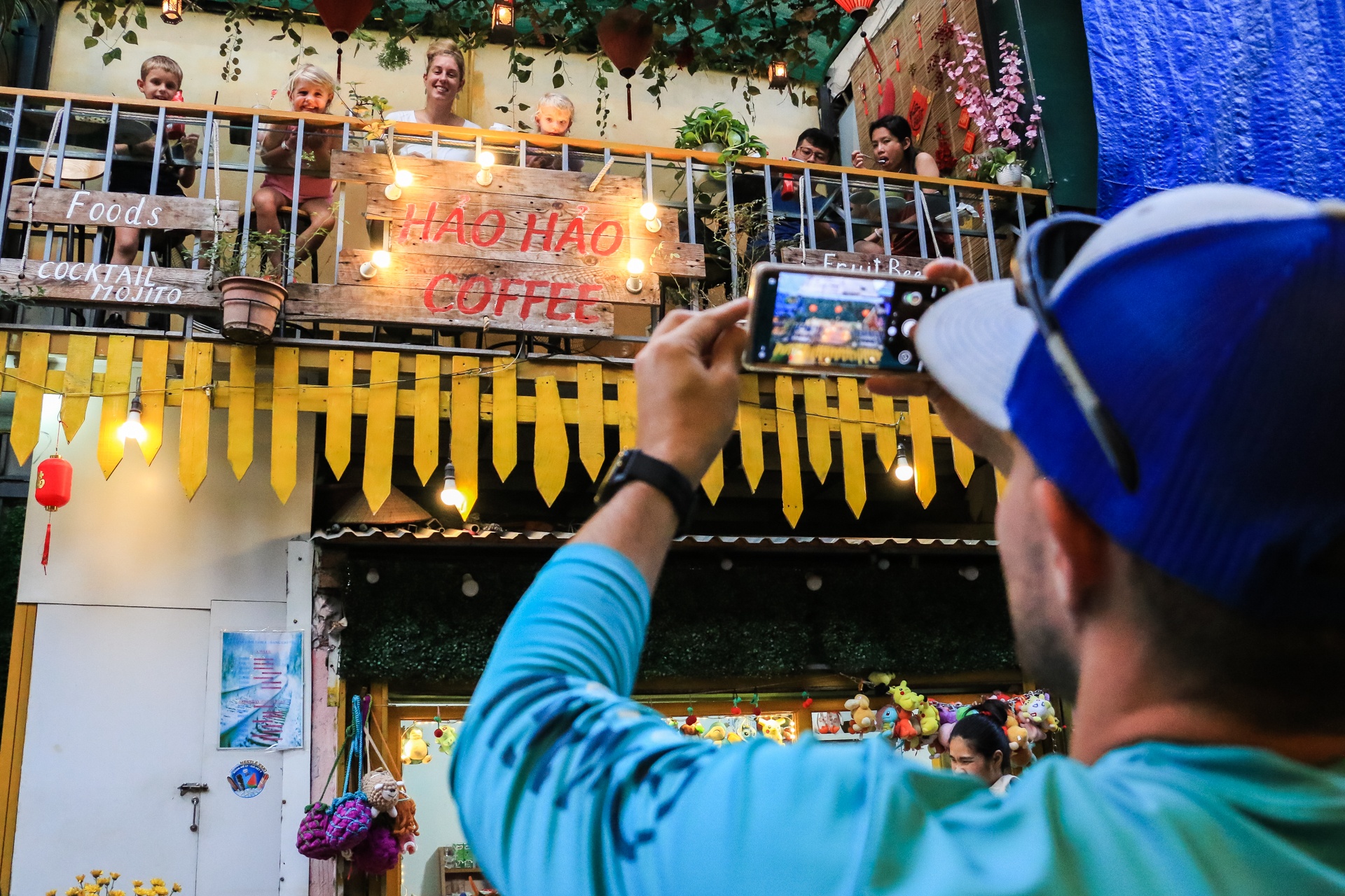 Khach Tay quay tro lai check-in o pho duong tau anh 3