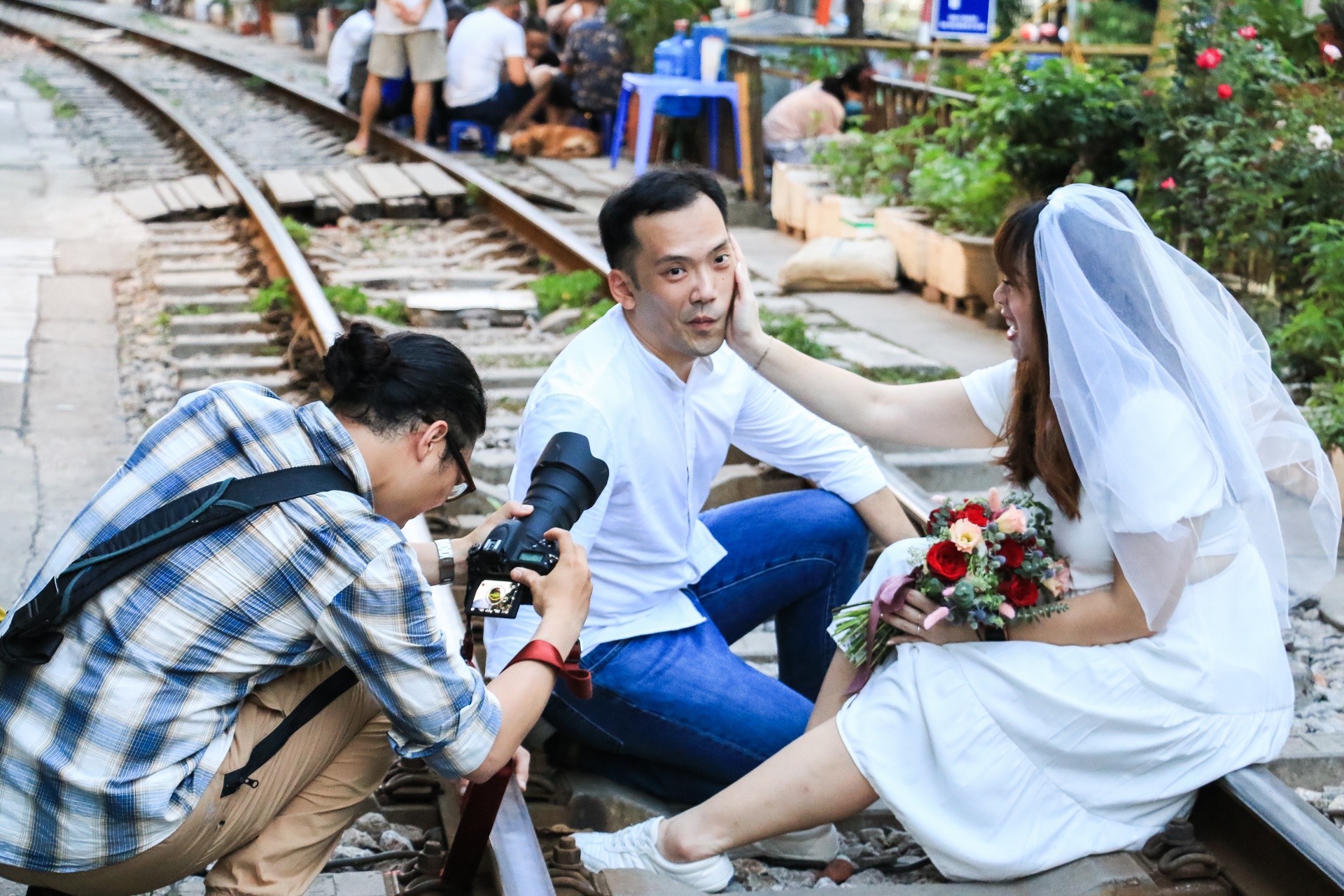 Khach Tay quay tro lai check-in o pho duong tau anh 4