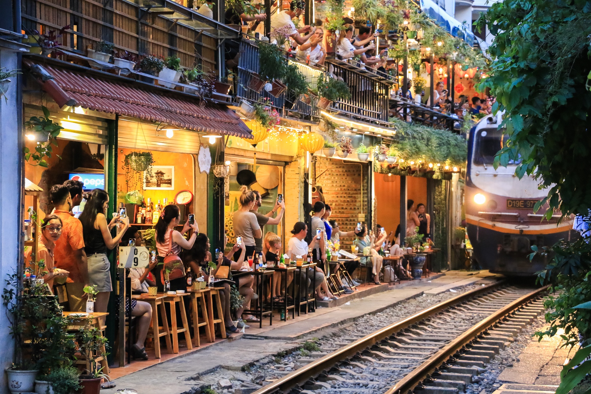 Khach Tay quay tro lai check-in o pho duong tau anh 9