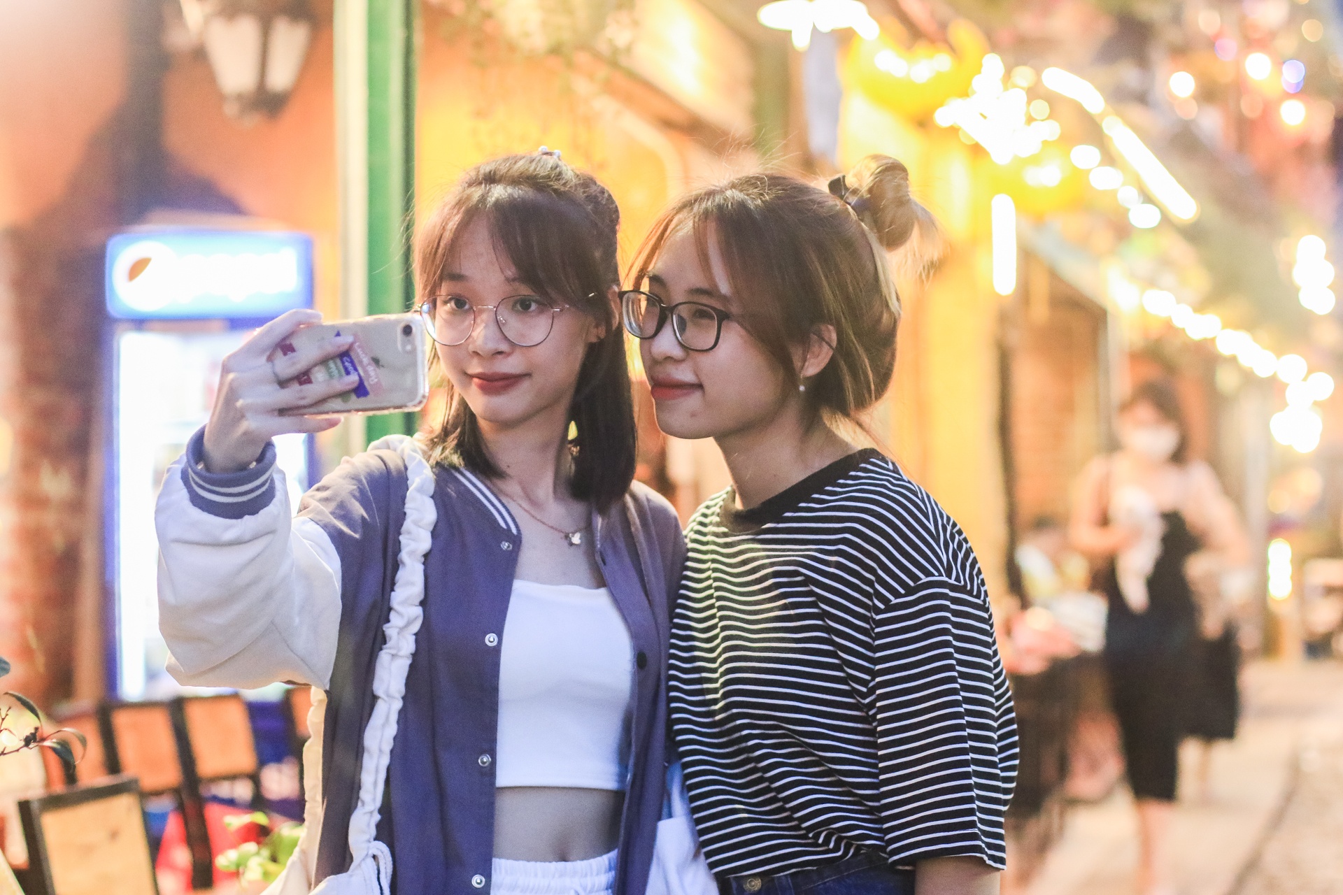 Khach Tay quay tro lai check-in o pho duong tau anh 10