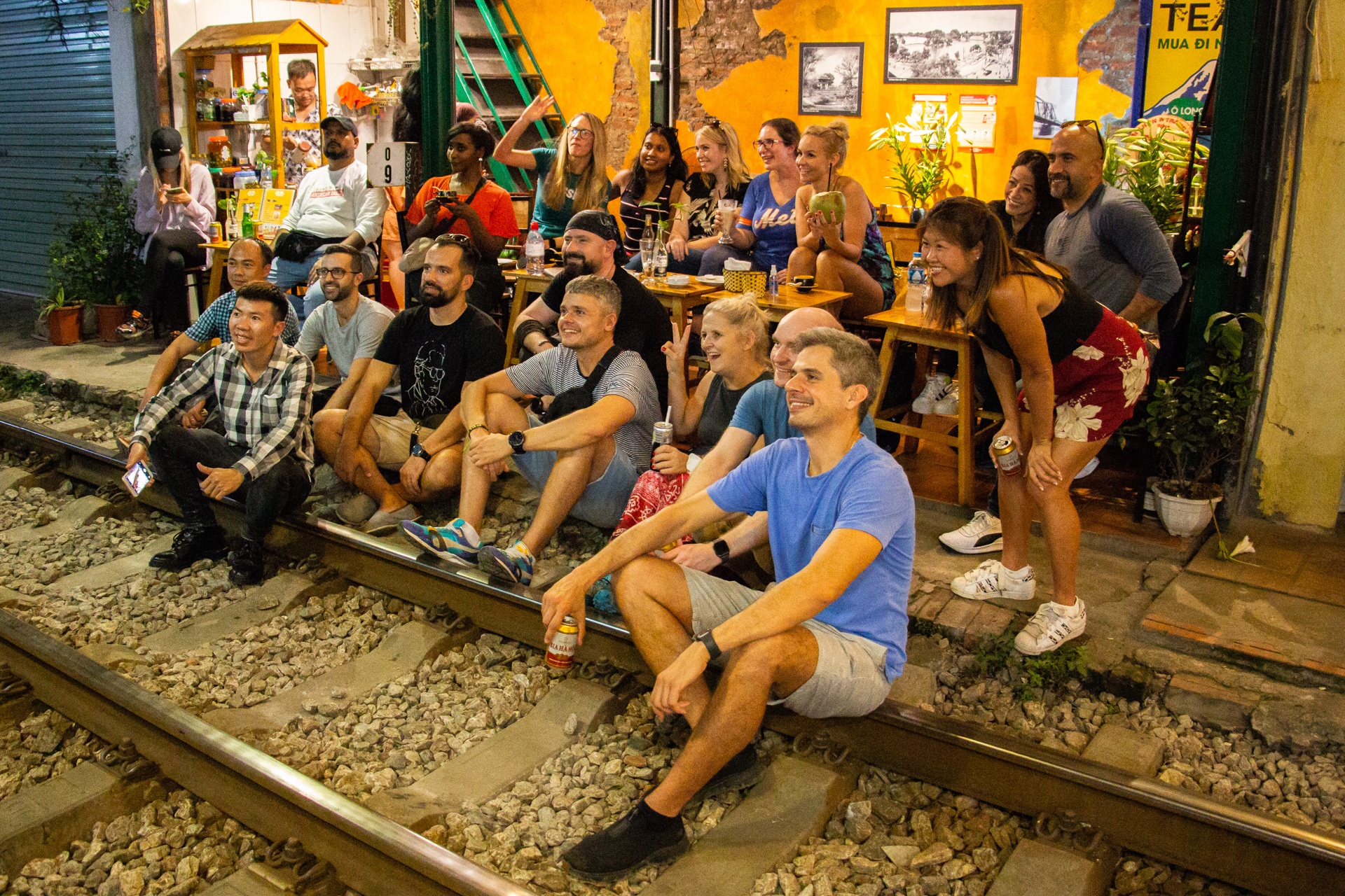 Khach Tay quay tro lai check-in o pho duong tau anh 11