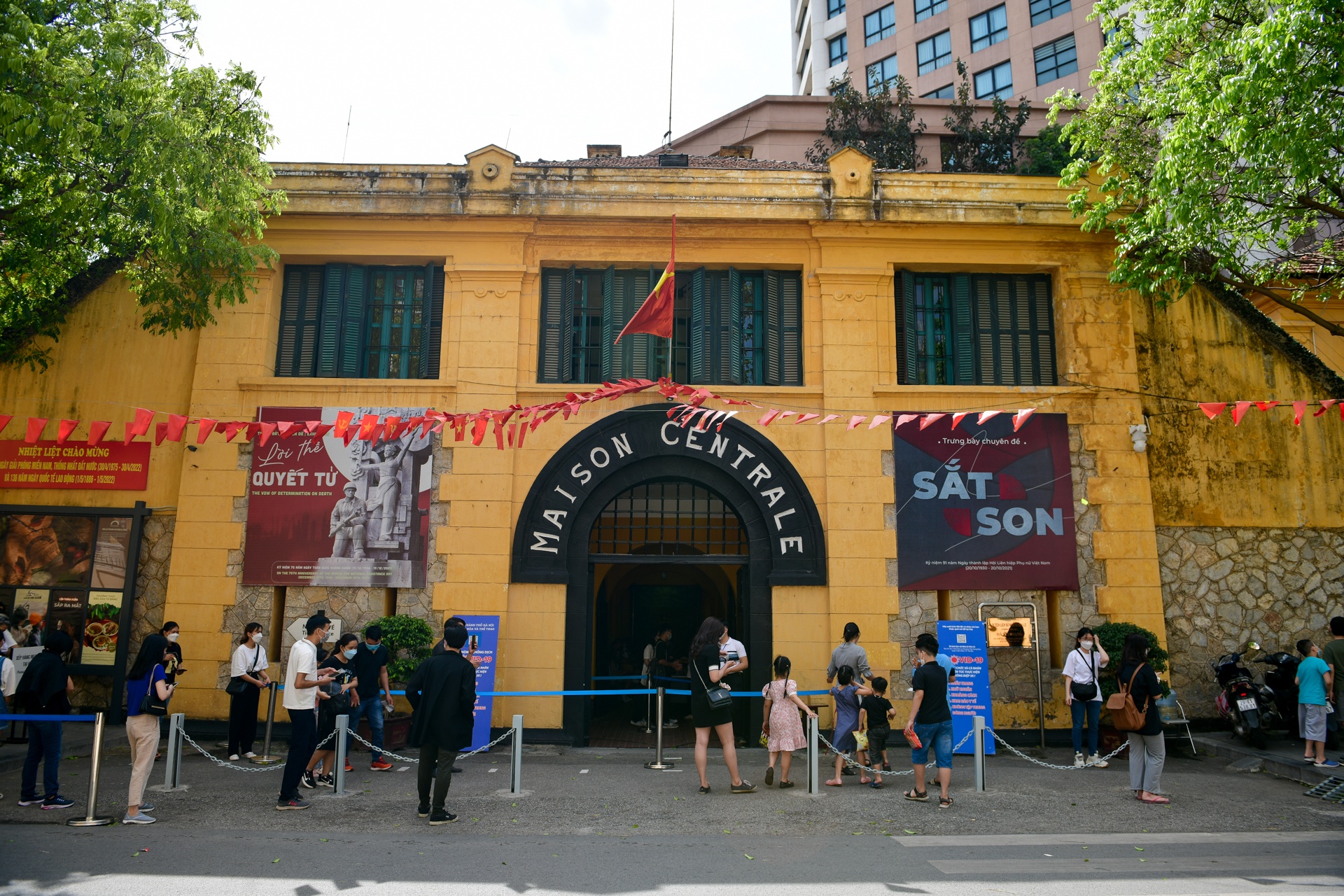 Gioi tre keo den tham quan nha tu Hoa Lo anh 1