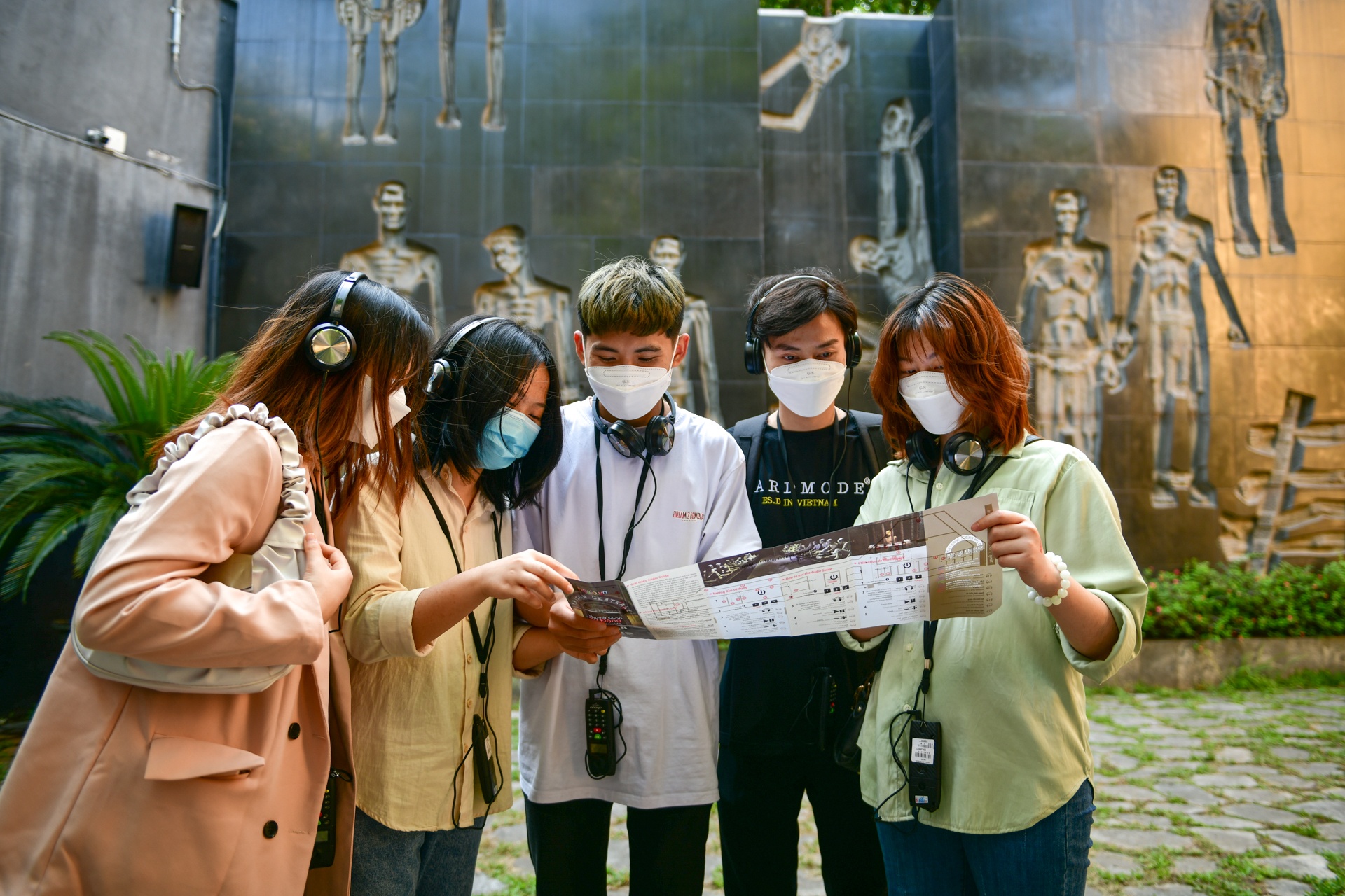 Gioi tre keo den tham quan nha tu Hoa Lo anh 11